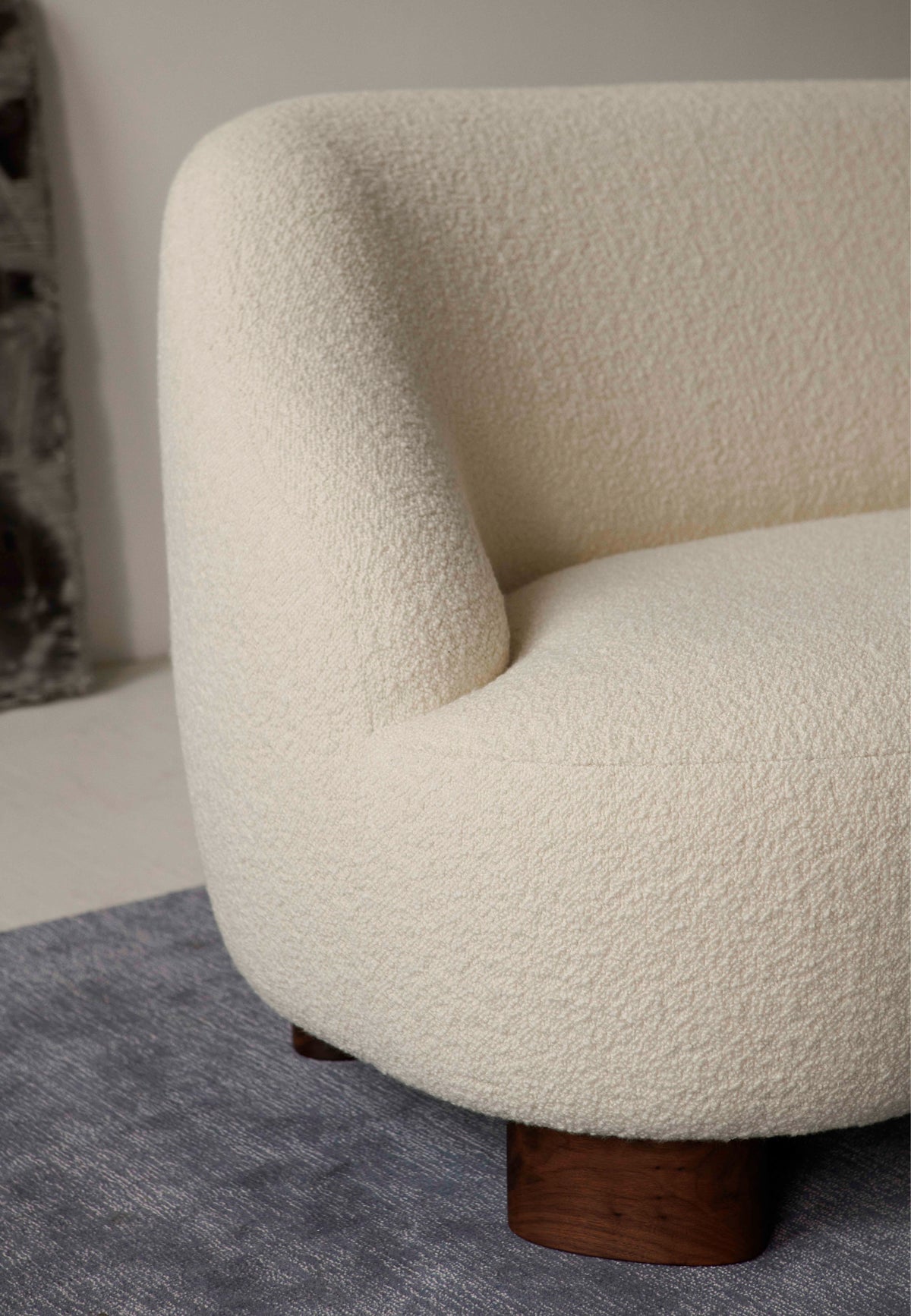 Sofa pre 2 osoby MARGAS LC3 čalúnená s orechovým podstavcom
