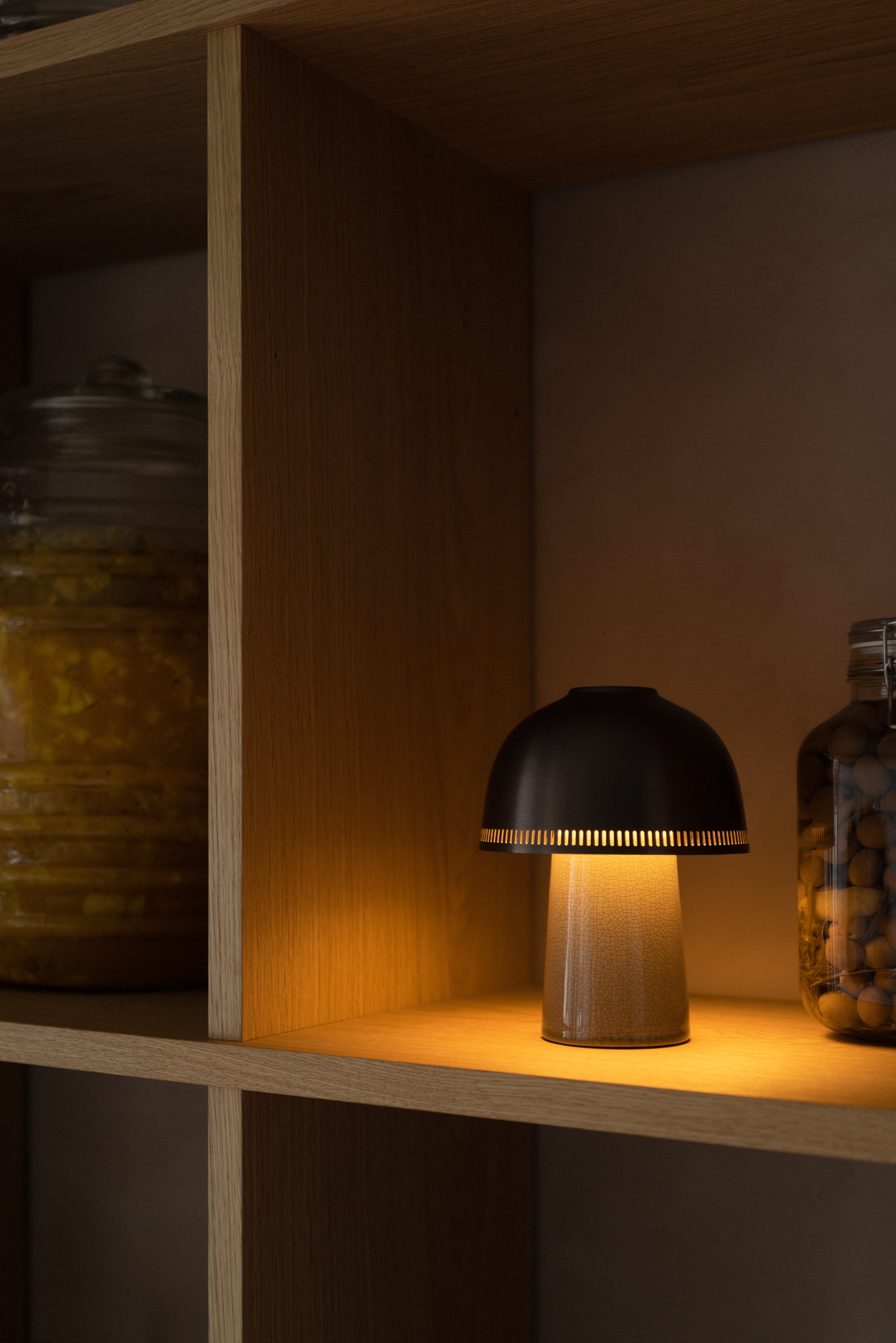 Prenosná lampa RAKU SH8 s hnedým tienidlo a béžovým podstavcom