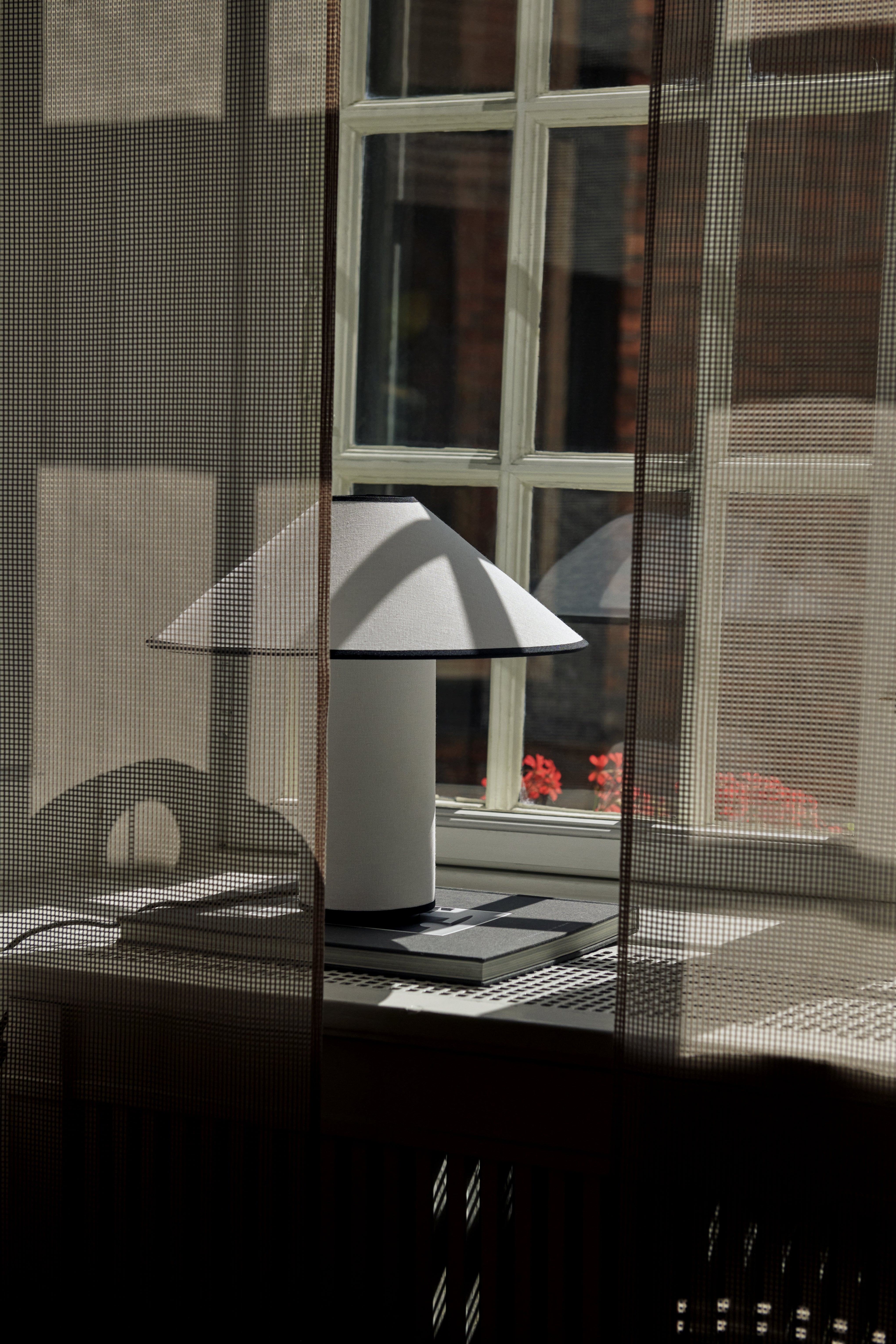 Stolná lampa COLETTE ATD6 biela s červeným povrchom