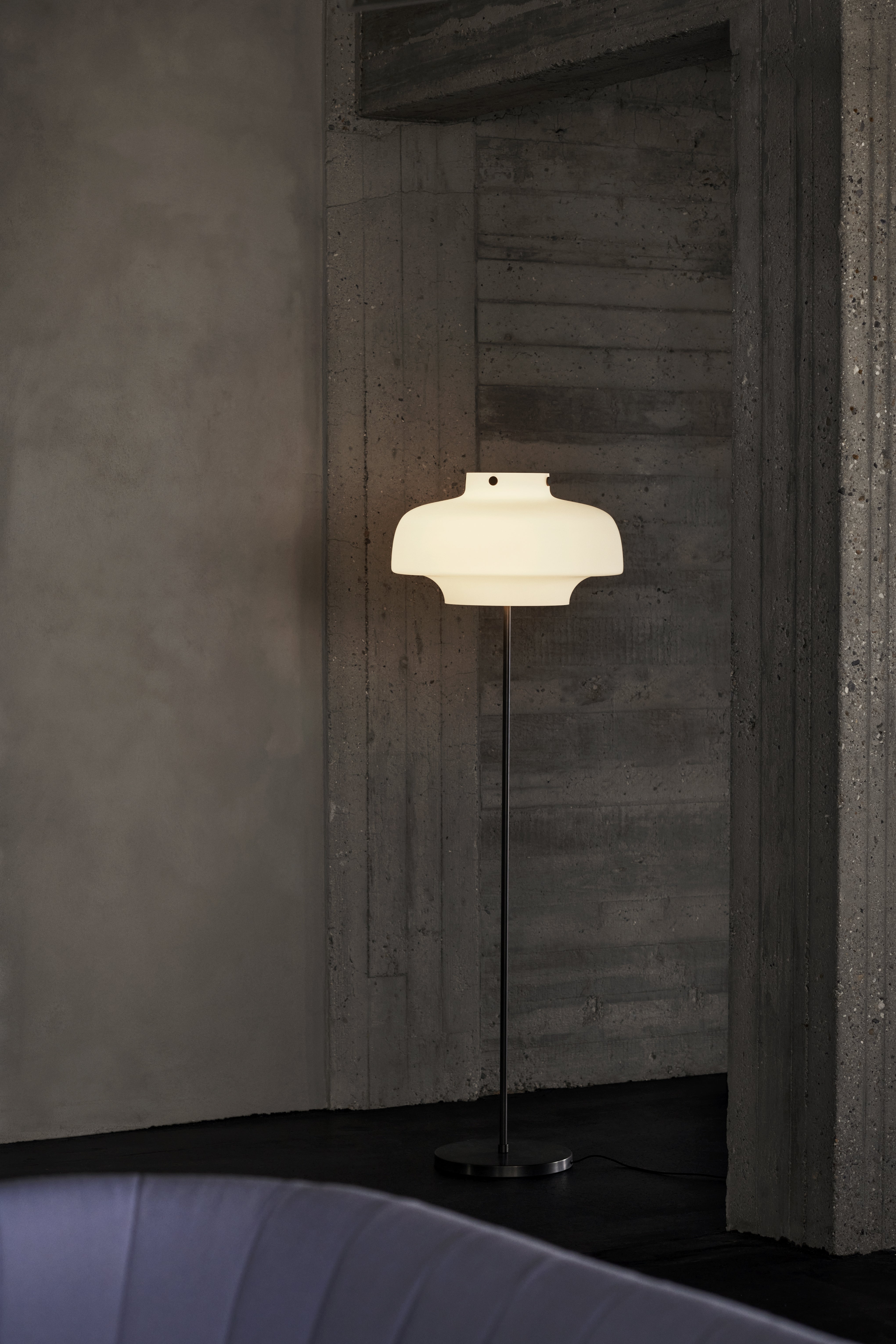Podlahová lampa COPENHAGEN SC14 opálový tienidlo s bronzovo mosadzným podstavcom