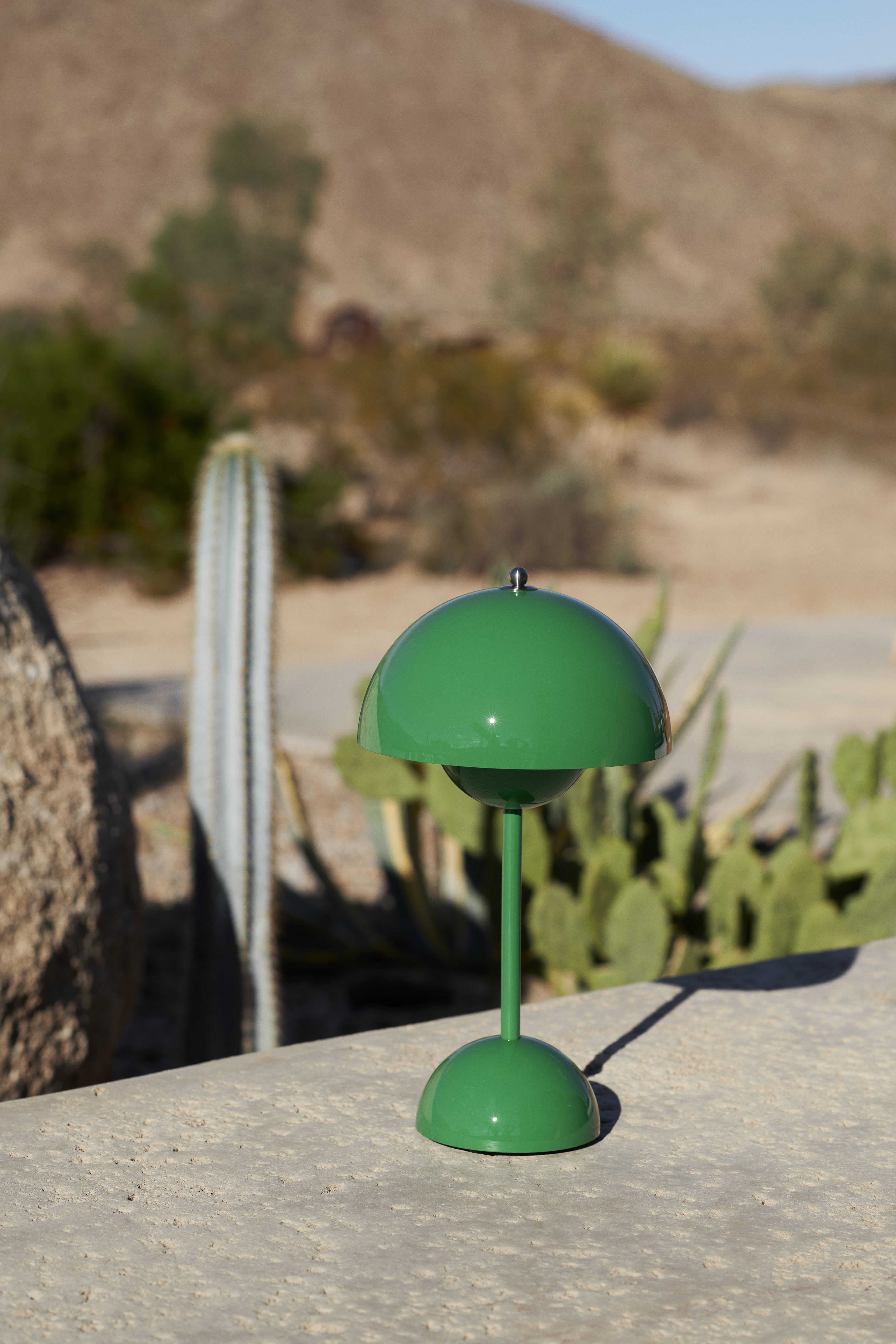 Prenosná lampa FLOWERPOT VP9 v intenzívnej zelenej farbe