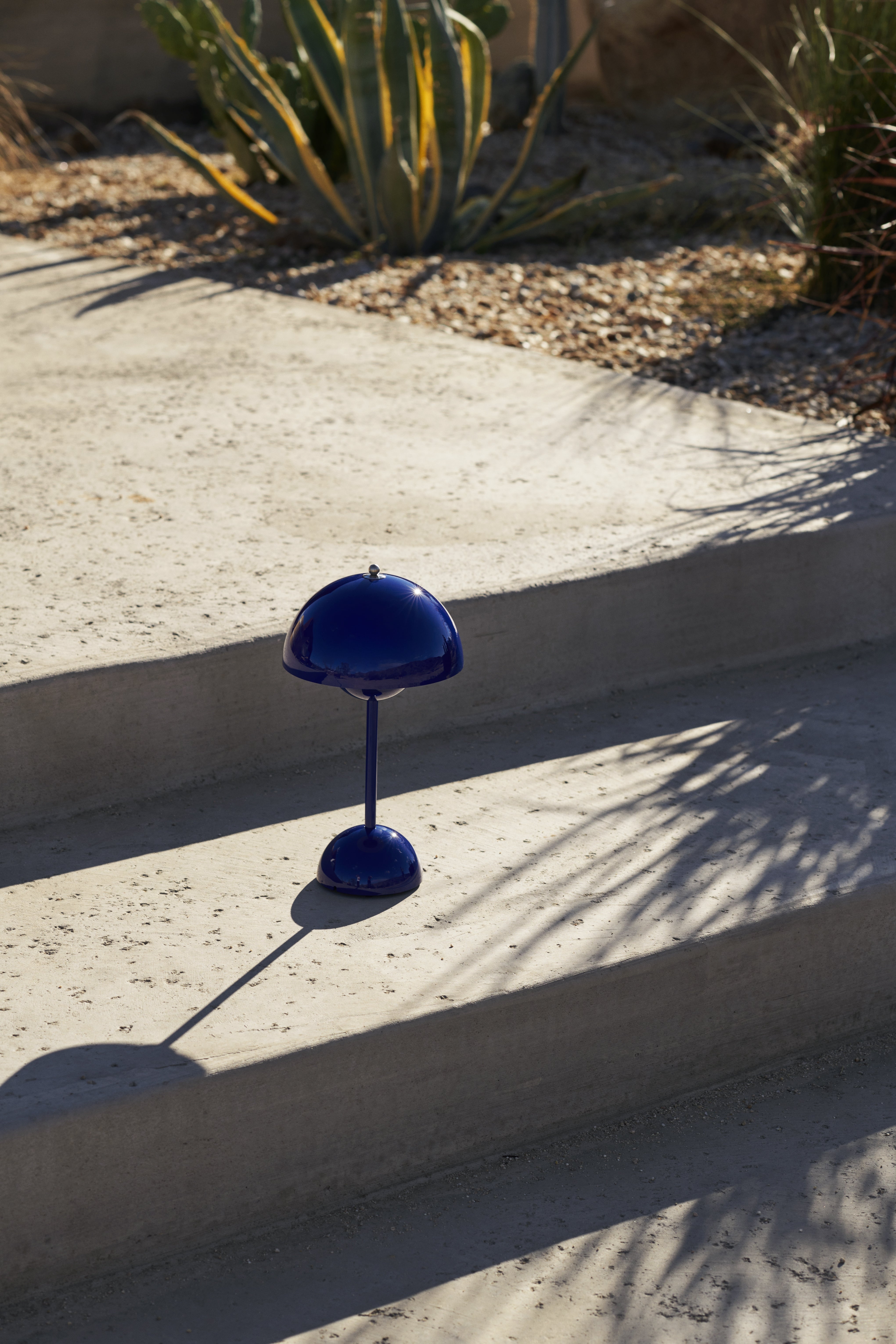 Lampa prenosná FLOWERPOT VP9 v kobaltovej farbe