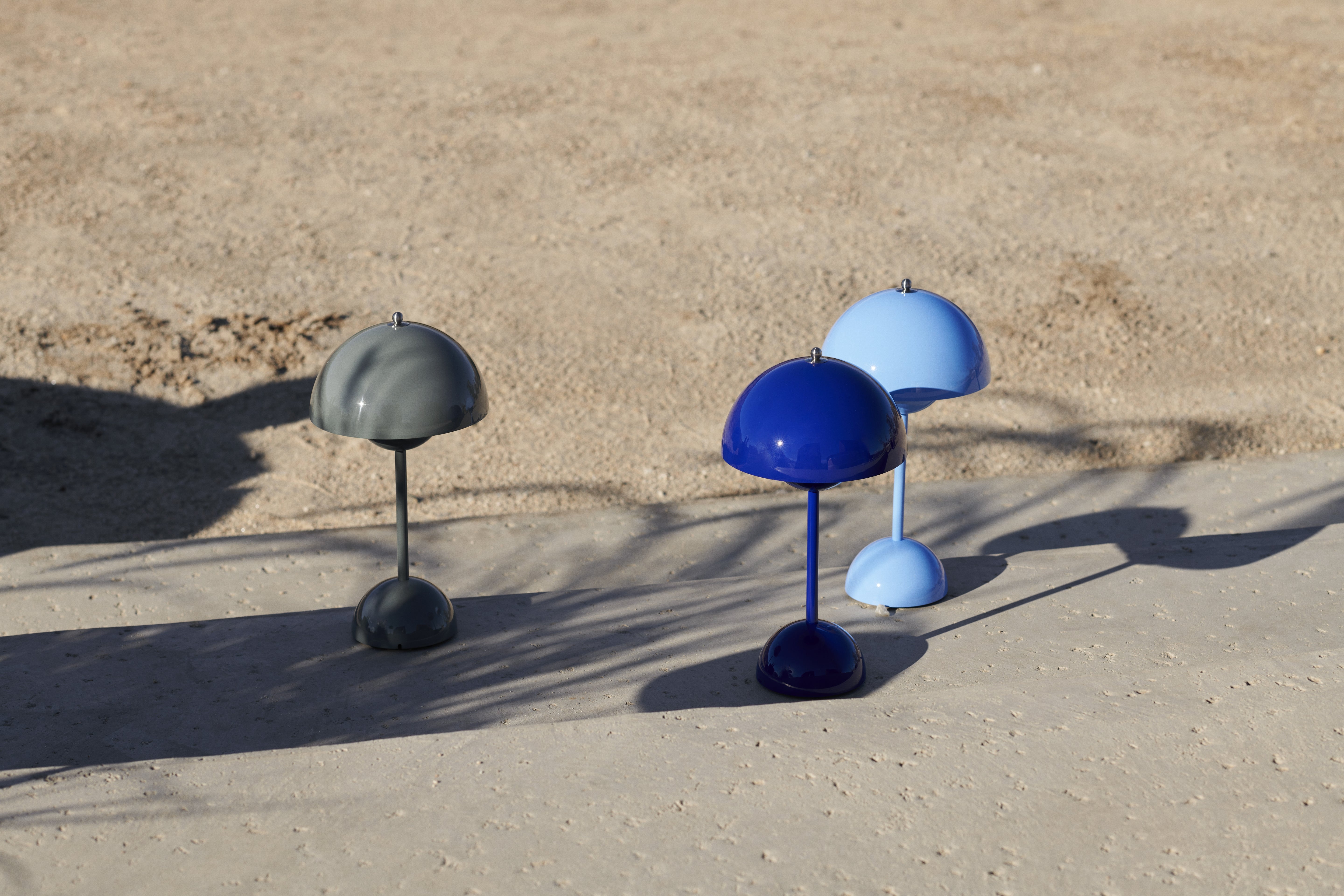 Lampa prenosná FLOWERPOT VP9 v kobaltovej farbe