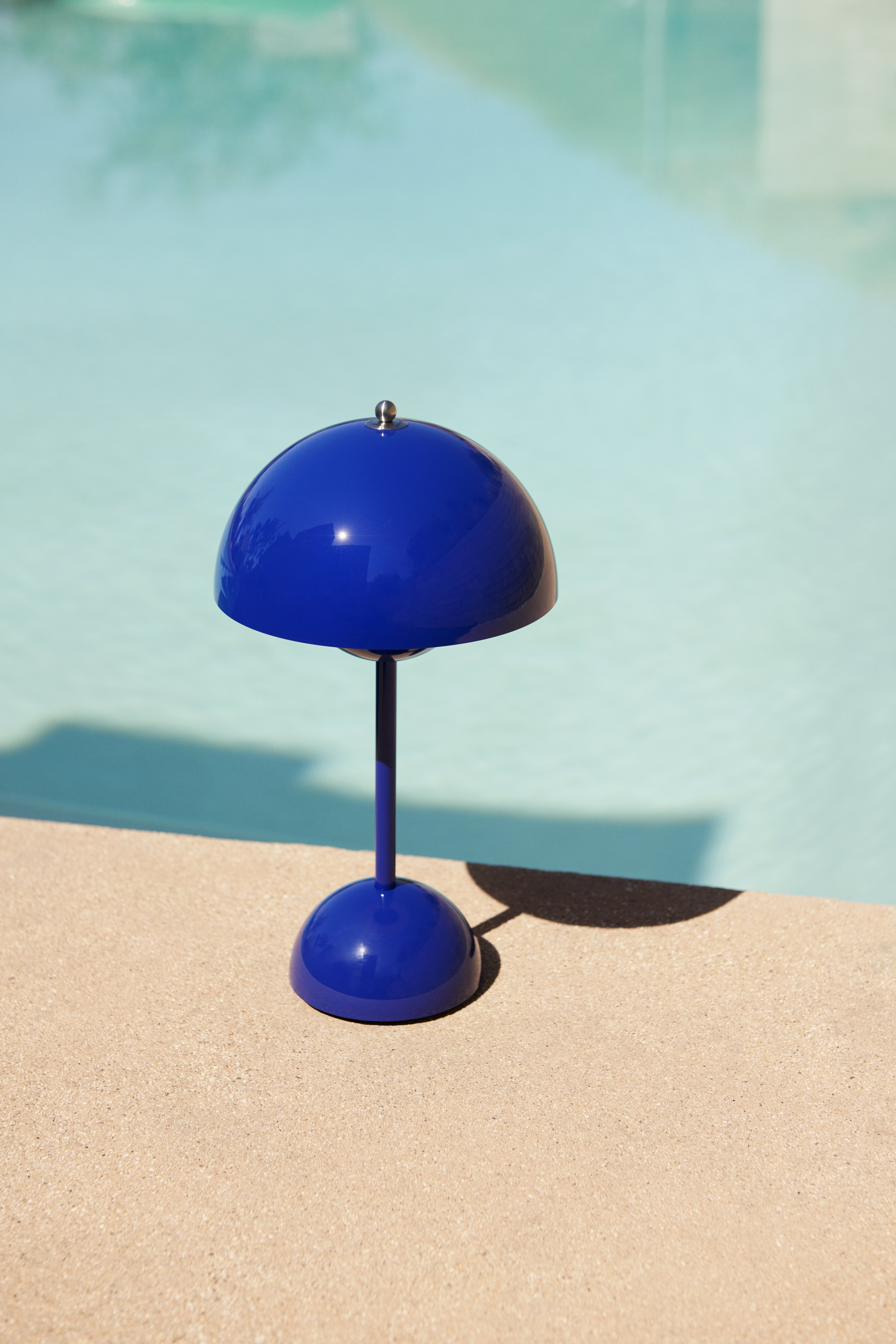 Lampa prenosná FLOWERPOT VP9 v kobaltovej farbe
