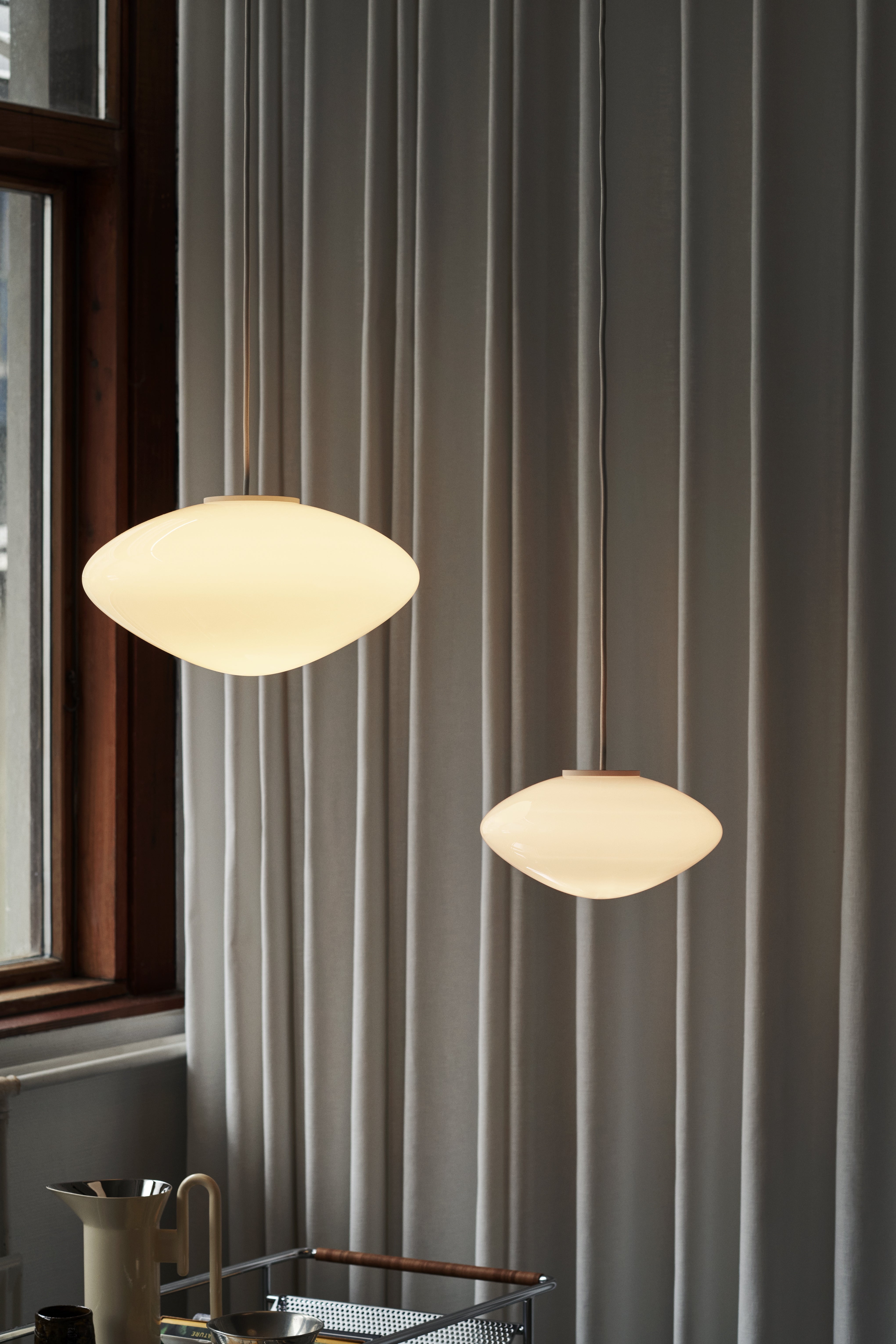 Závesná lampa MIST s opálovým tienidlom