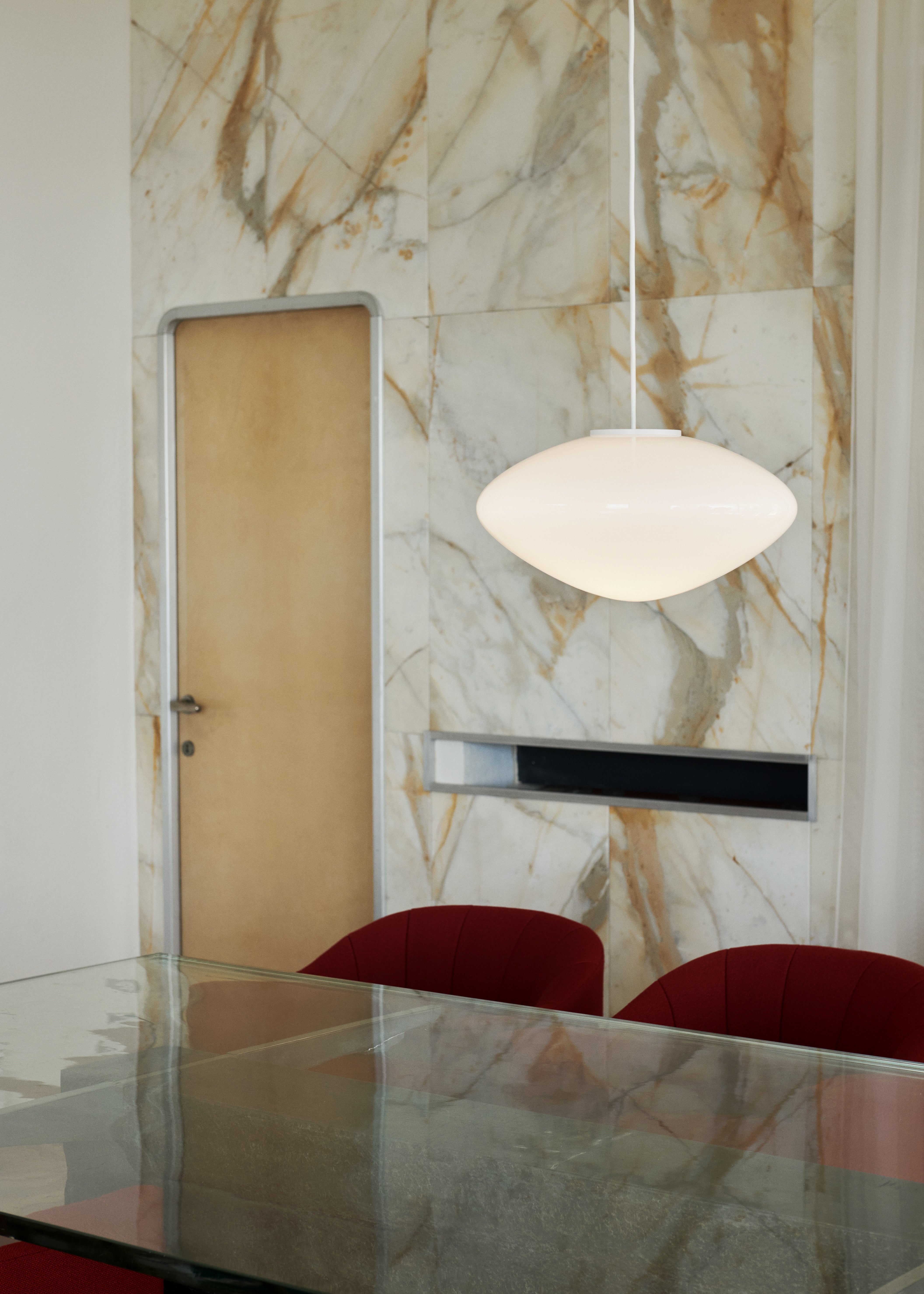 Závesná lampa MIST s opálovým tienidlom