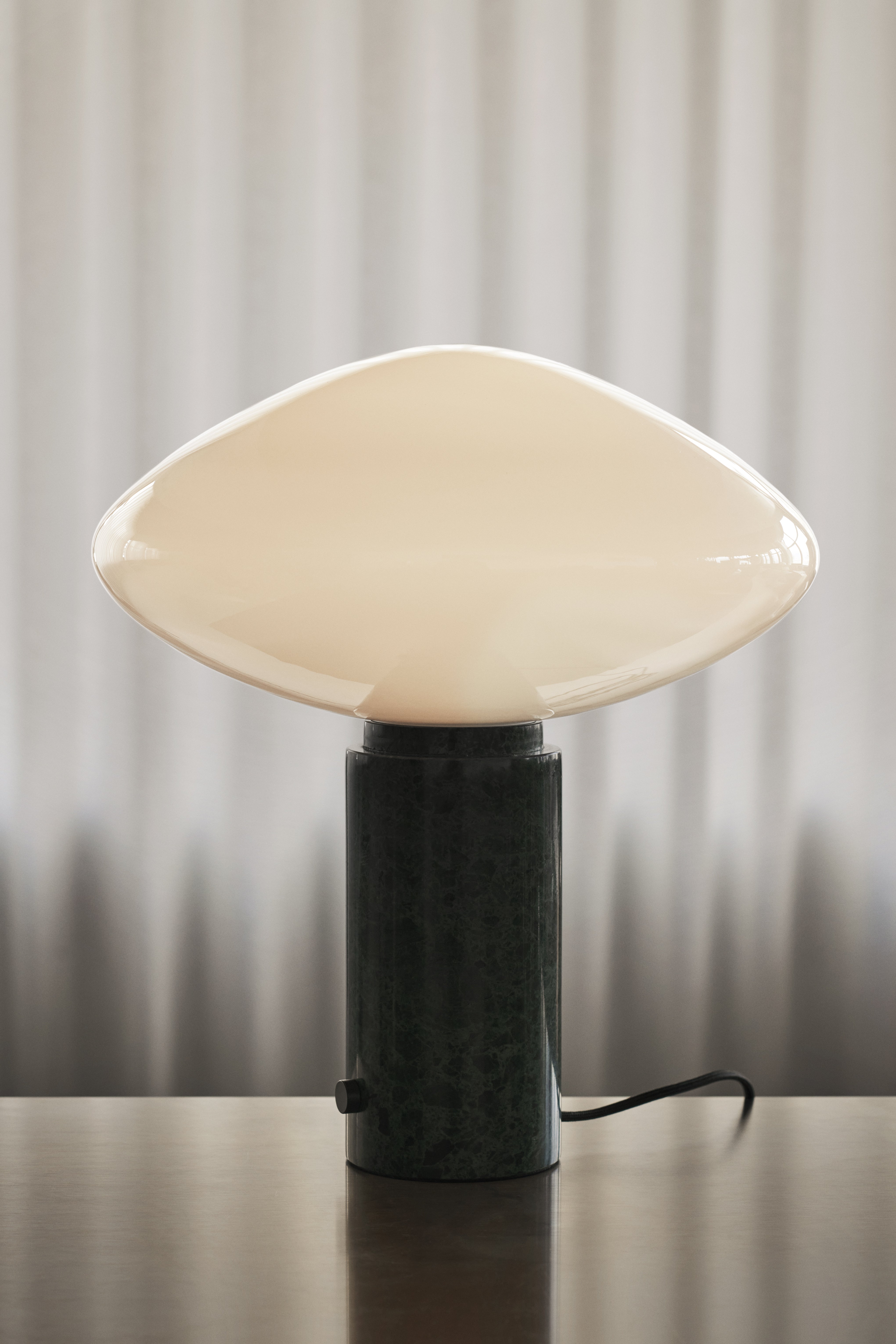 Stolná lampa MIST AP17 sklenené tienidlo so zelenou mramorovou základňou