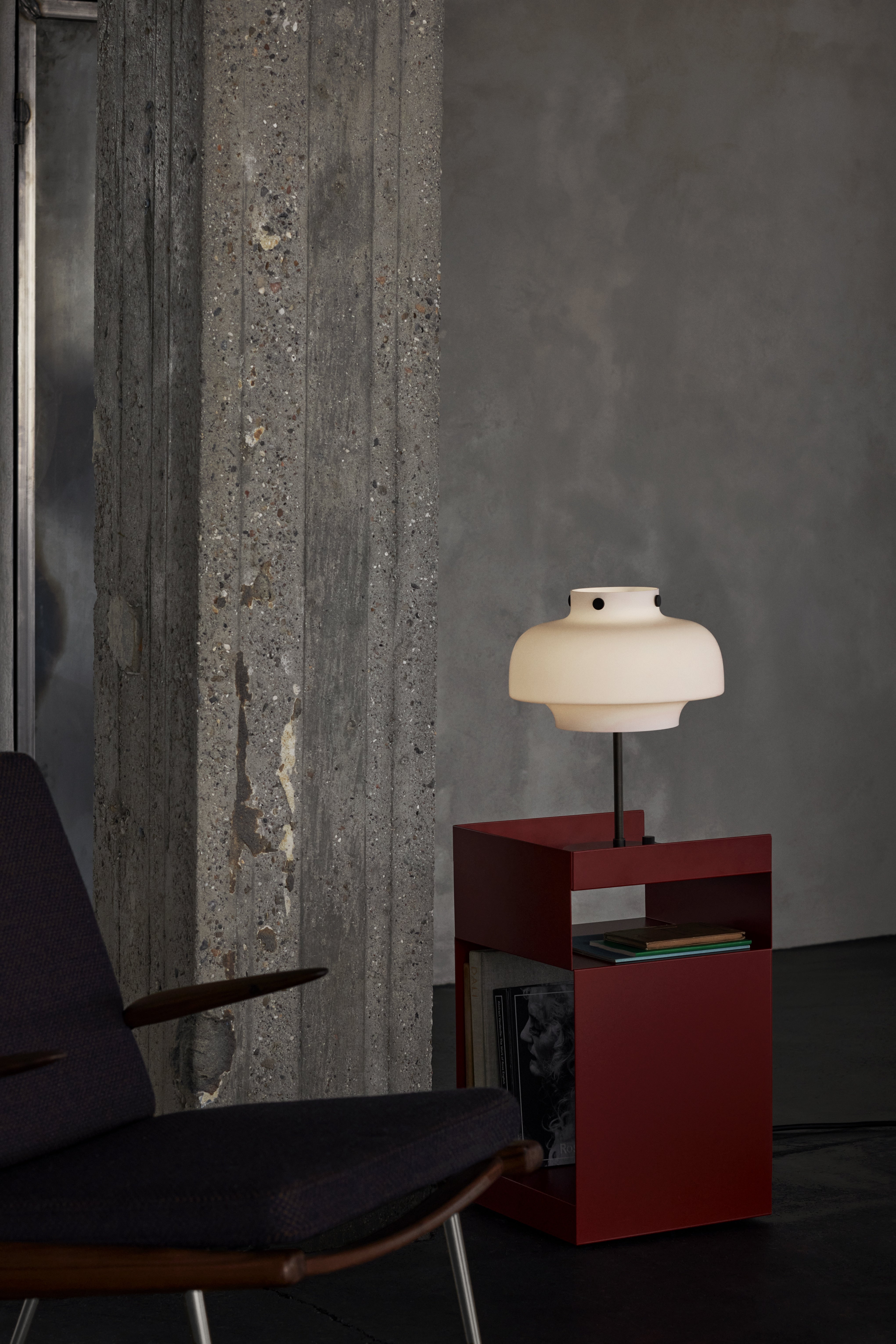 Stolná lampa COPENHAGEN SC13 opálový tienidlo s bronzovou mosadznou základňou