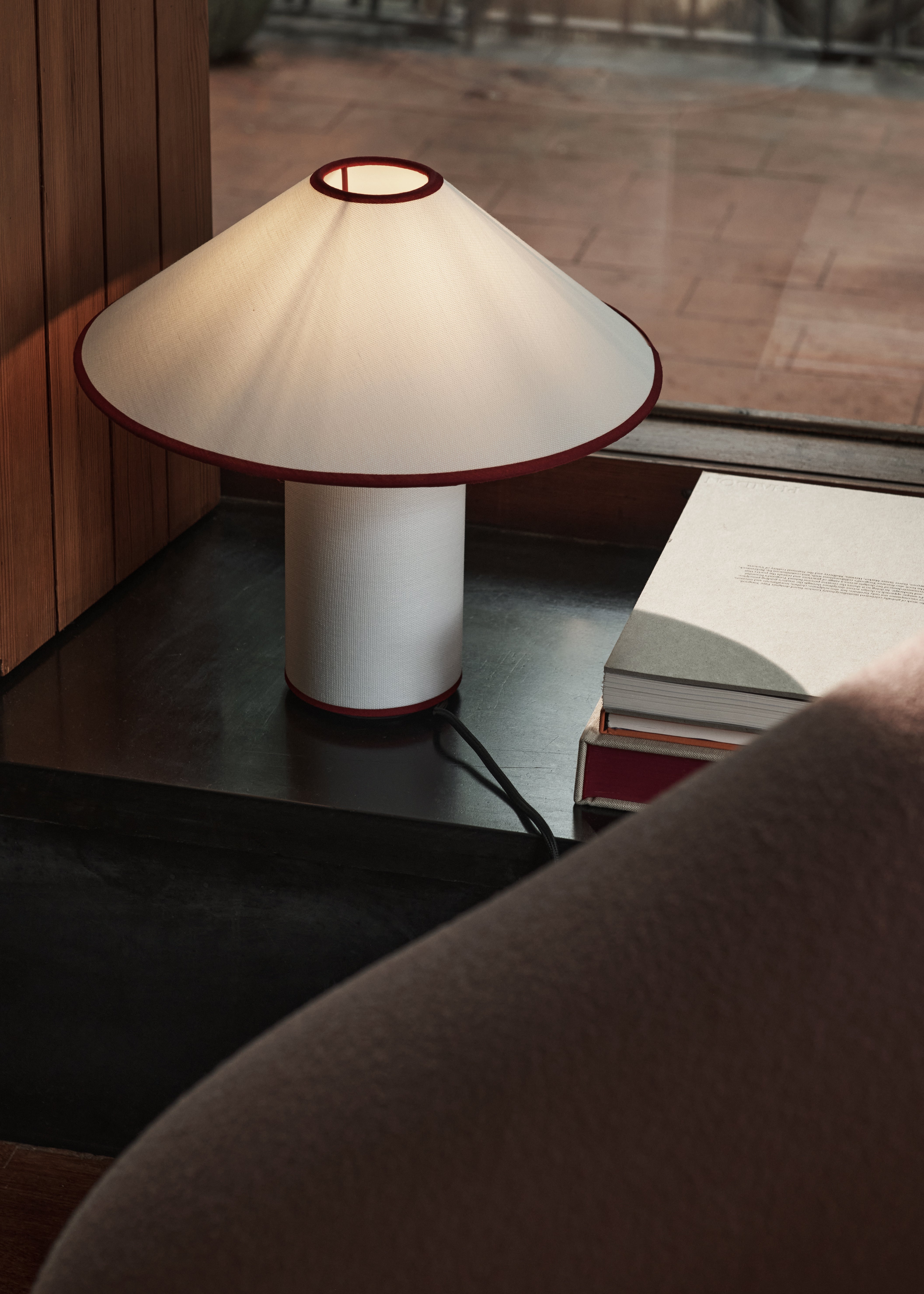 Stolná lampa COLETTE ATD6 biela s červeným povrchom
