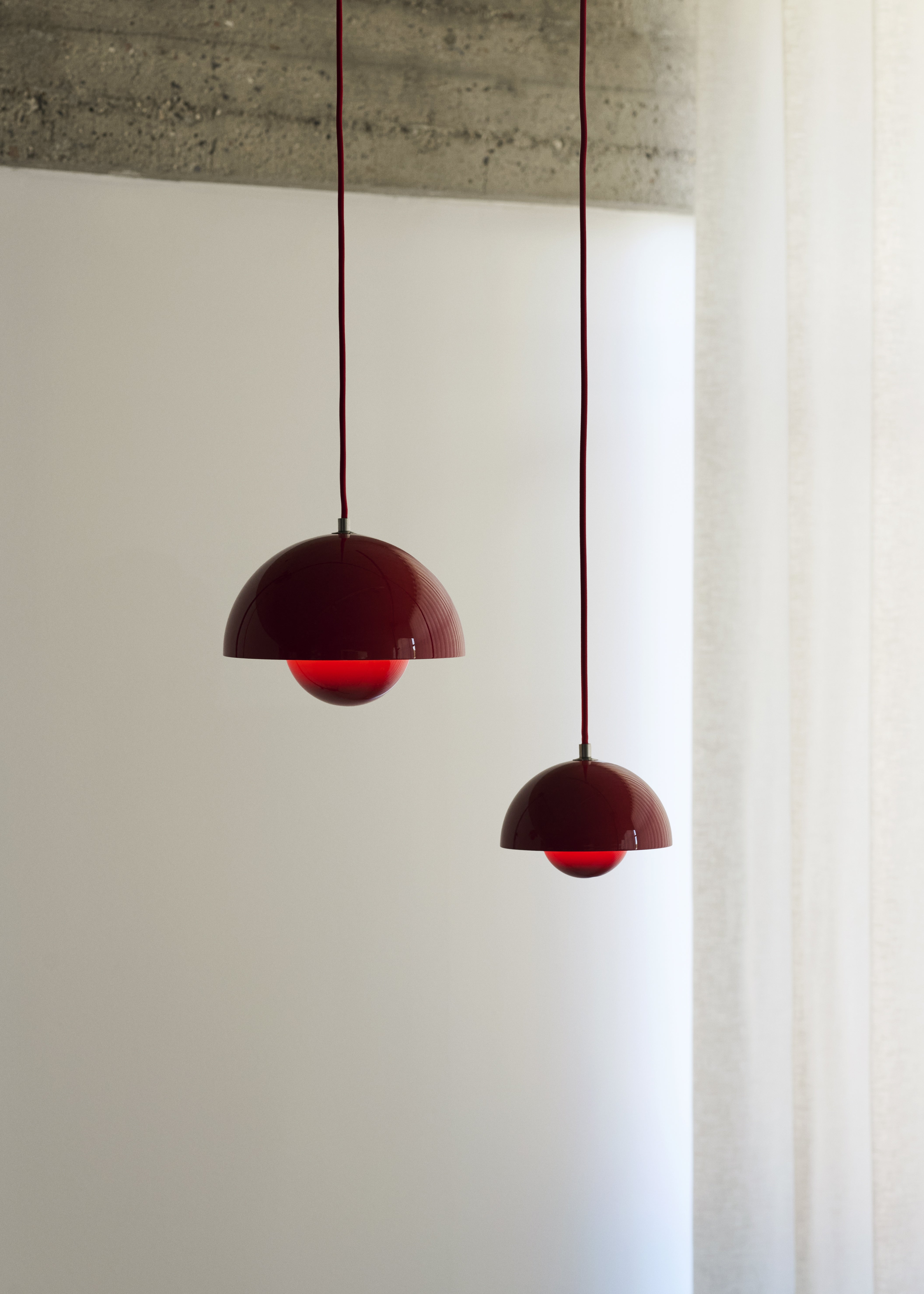 Lampa visiacá FLOWERPOT vínová červená