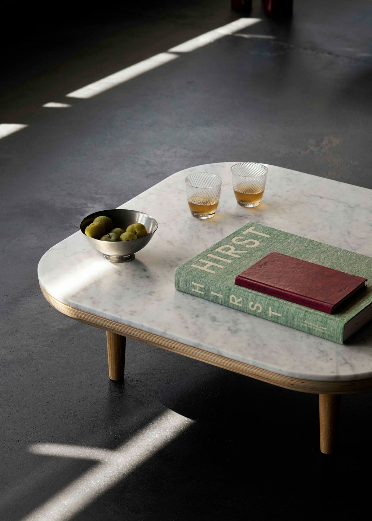 Kávový stolík FLY s bielou mramorovou doskou a dubovou podstavou