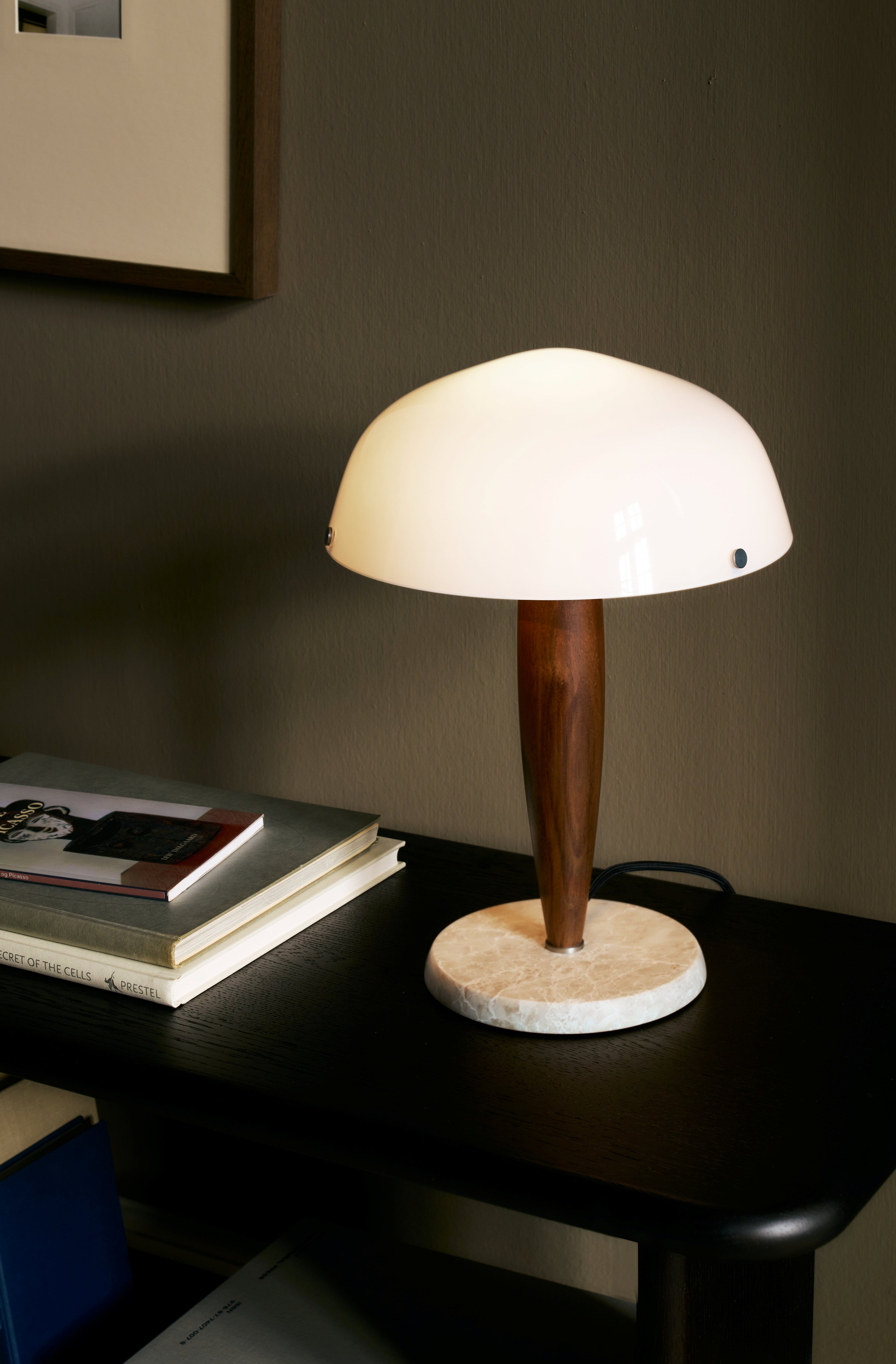 Stolná lampa HERMAN SHY3 opálové sklo s orechovým drevom a krémovým mramorovým podstavcom
