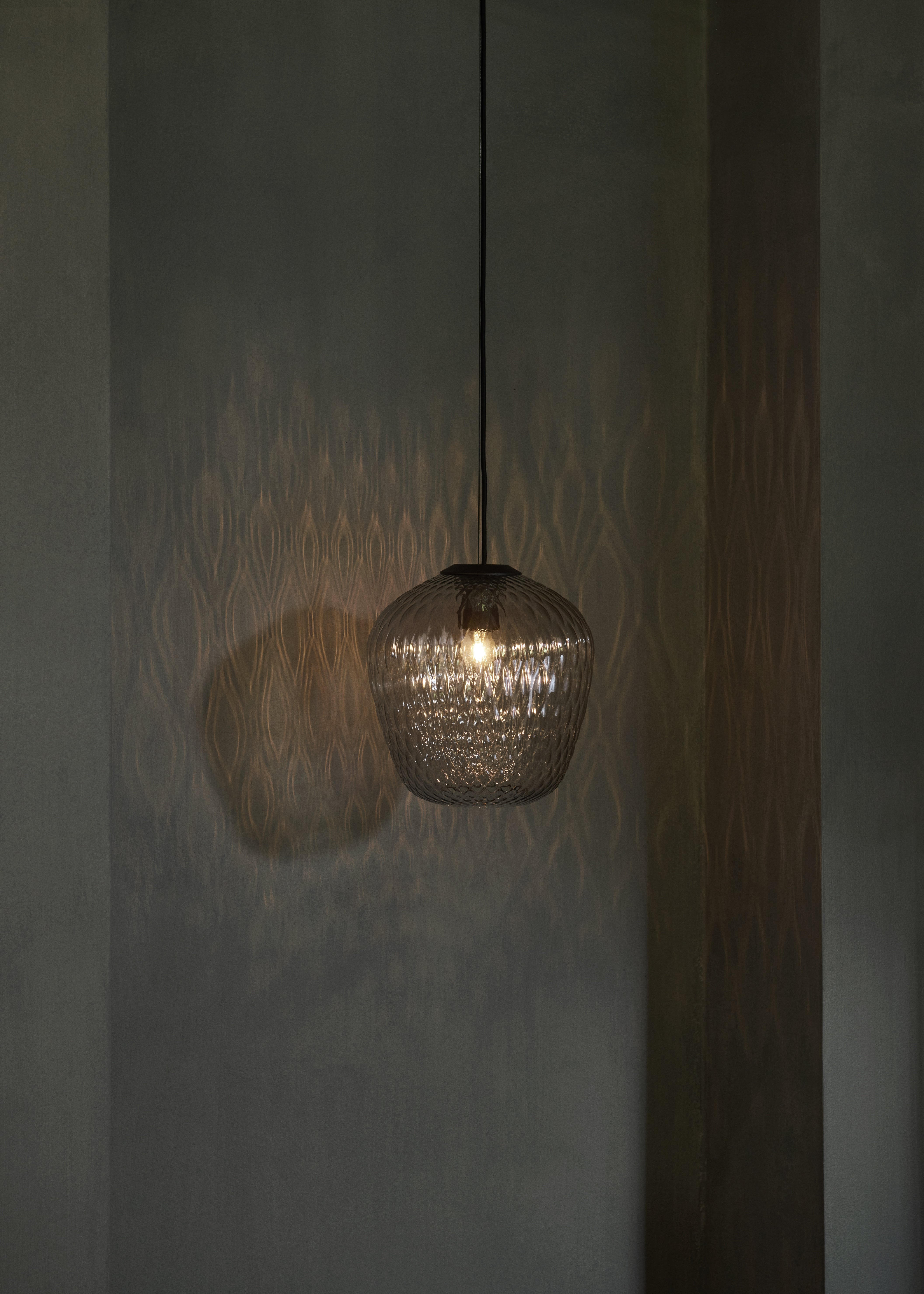 Lampa visiacá BLOWN s lesklým tienidlom