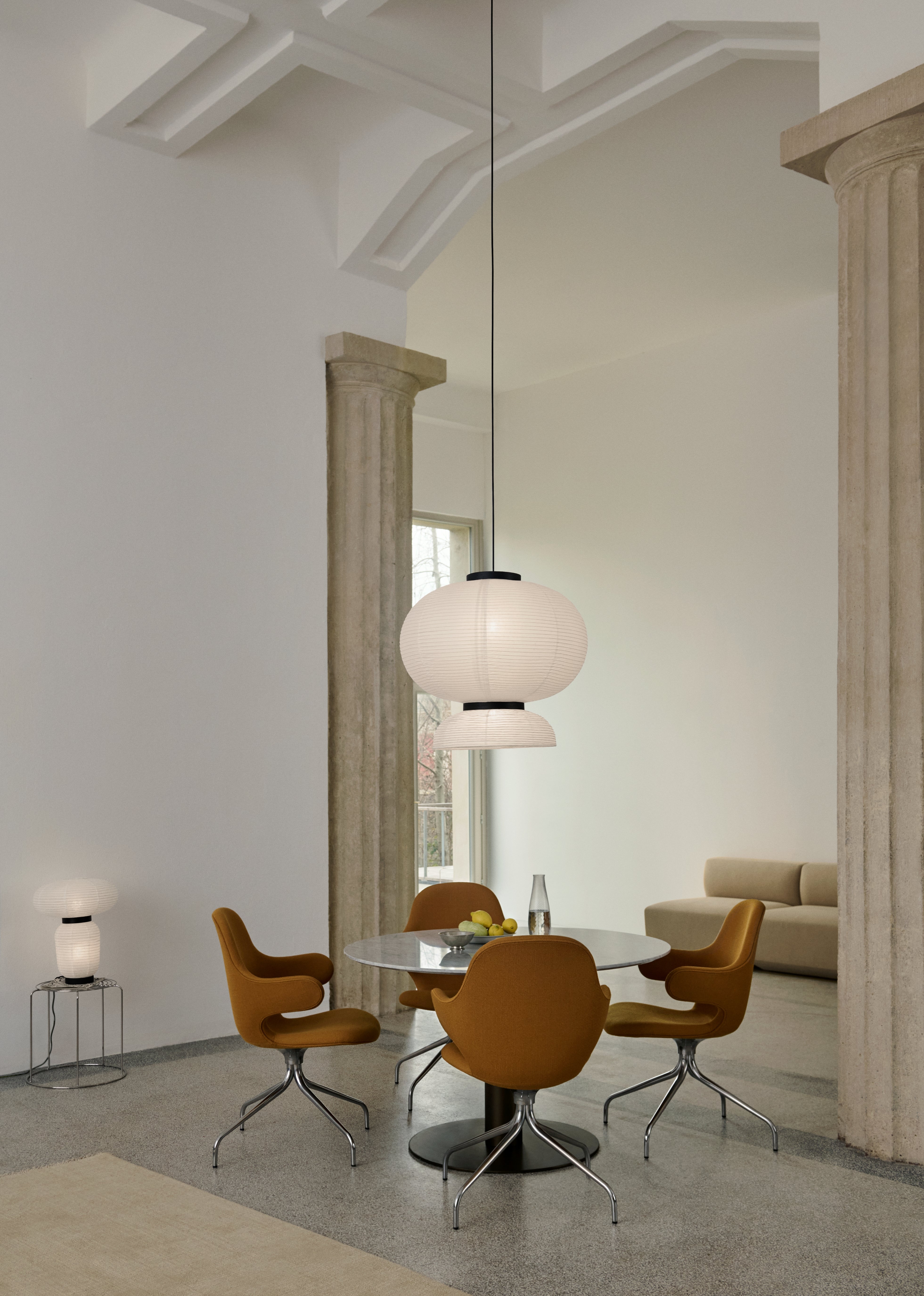 Lampa visiacá FORMAKAMI JH5 s bielym papierovým tienidlom a čiernym dubovým povrchom.