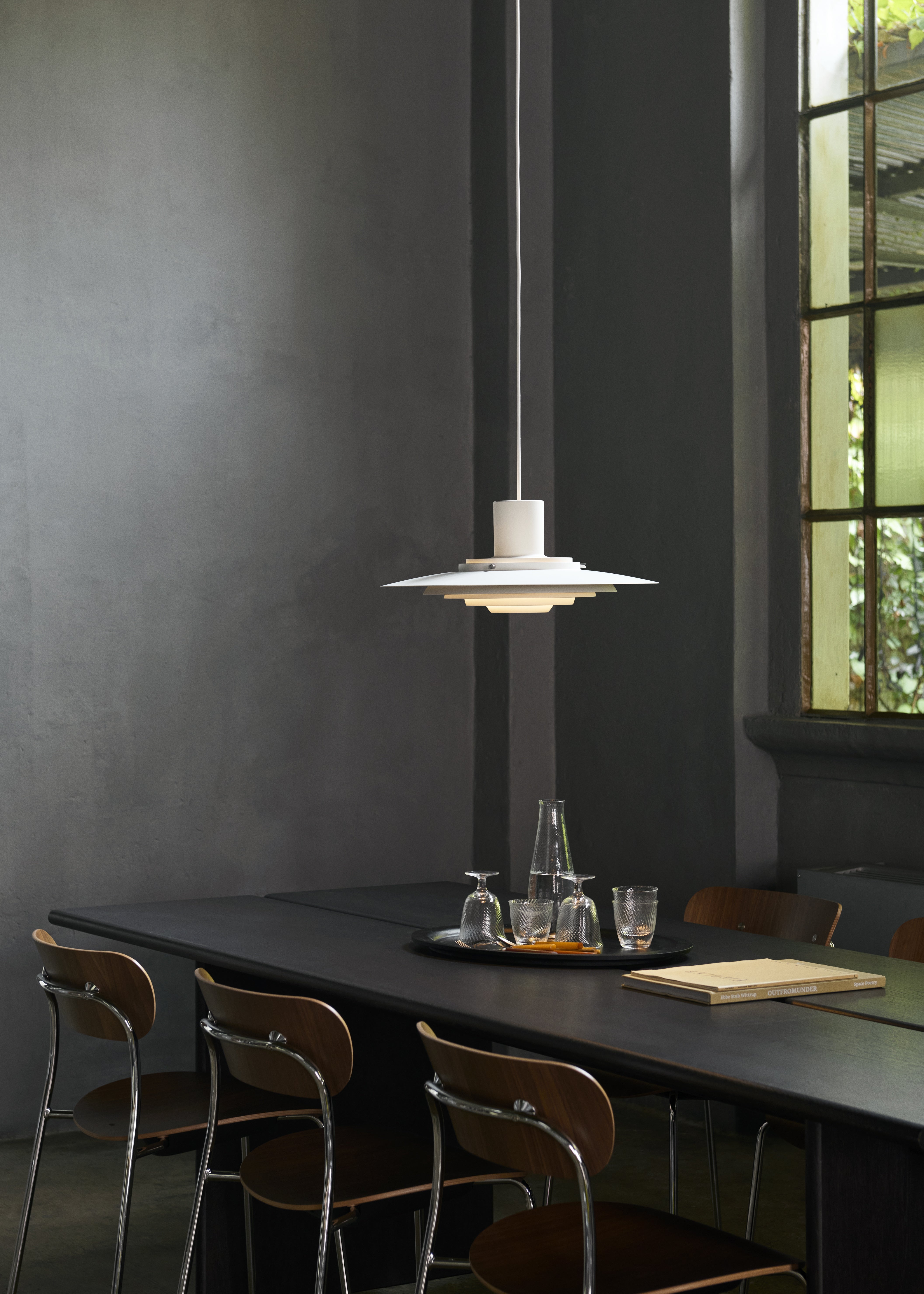 Matná biela závesná lampa P376