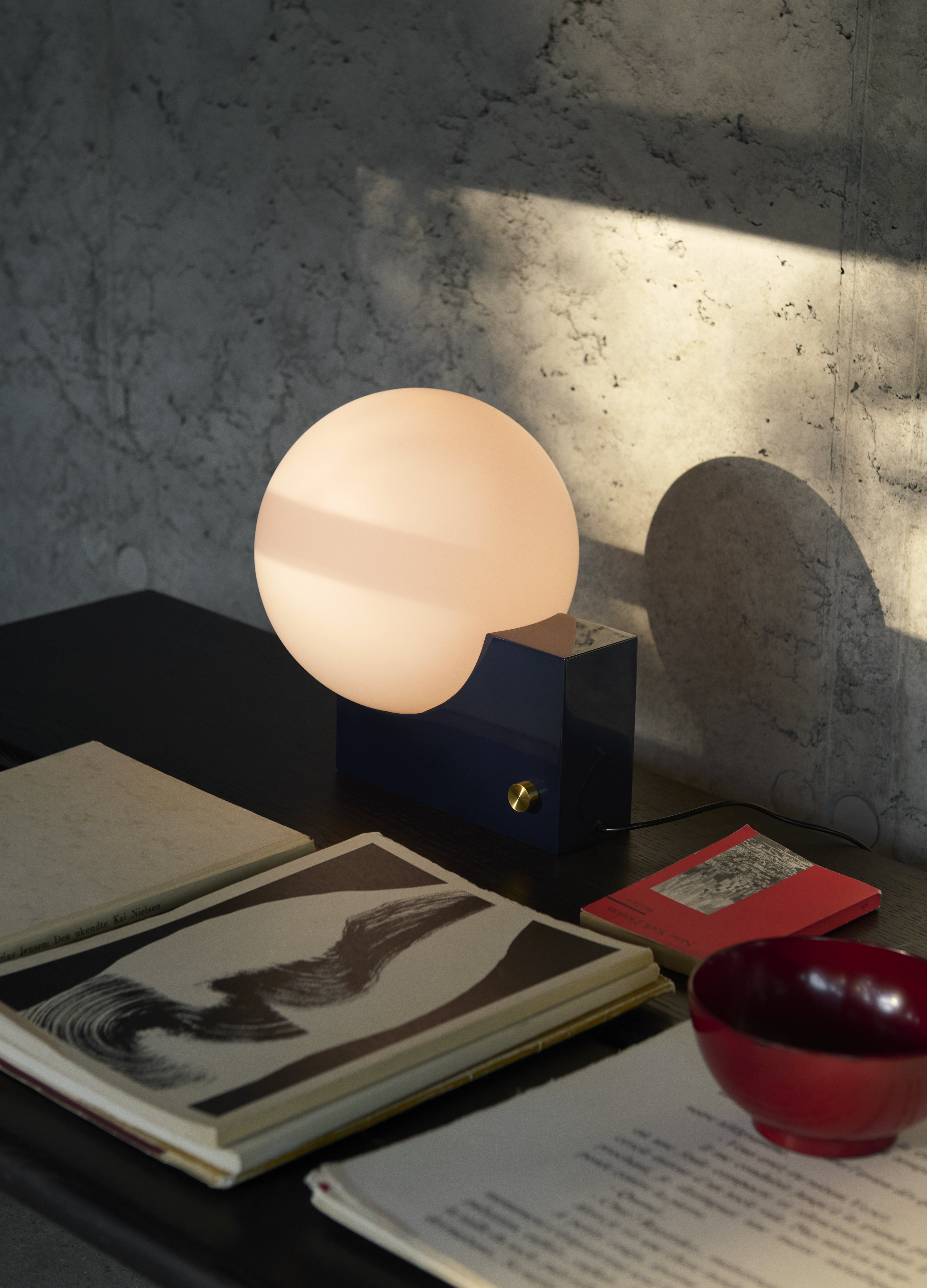 Lampa stolná JOURNEY SH1 s mliečnym tienidlo a čiernym podstavcom