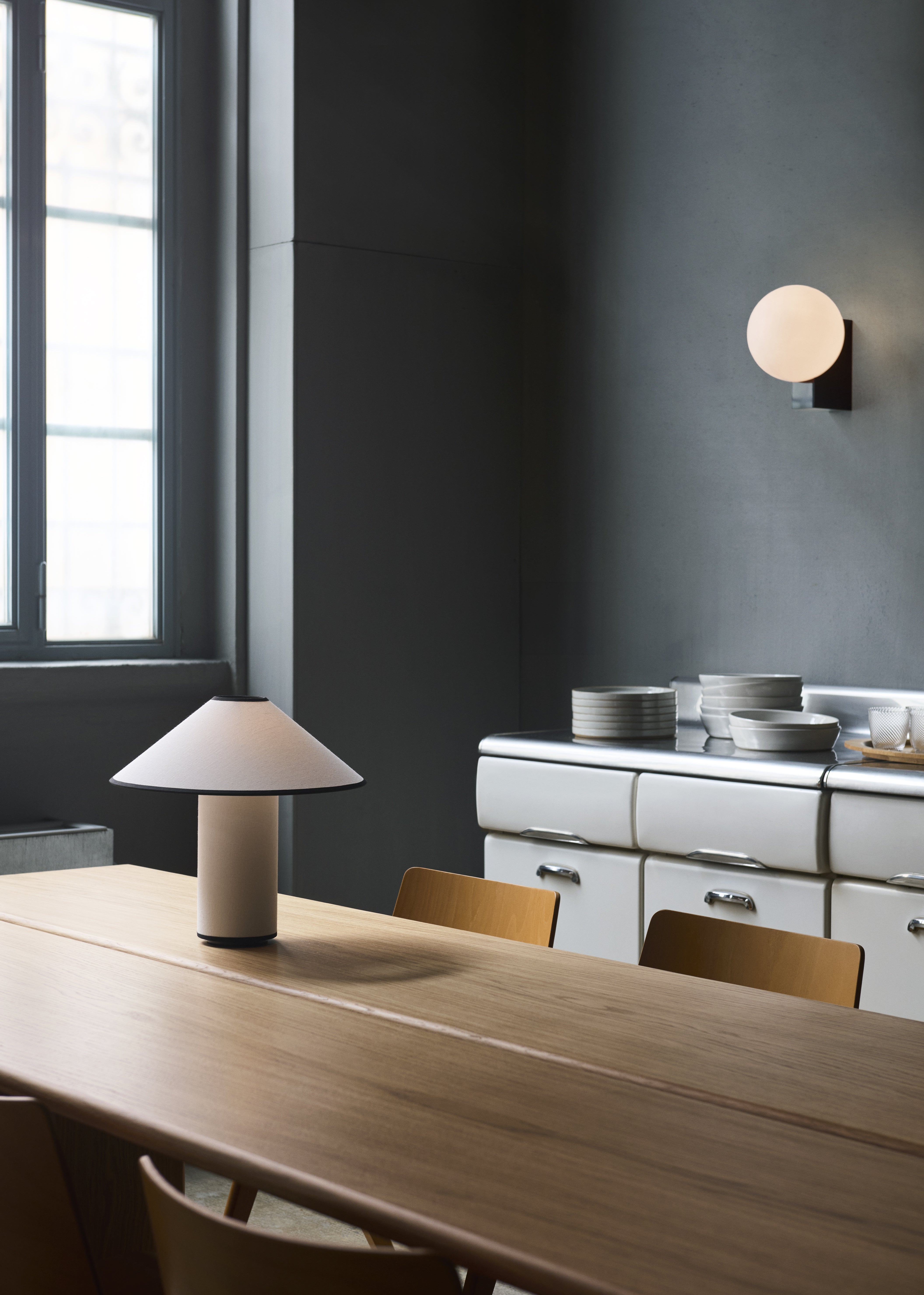Nástenná lampa JOURNEY SH2 so skleneným tienidlo a čiernym podstavcom
