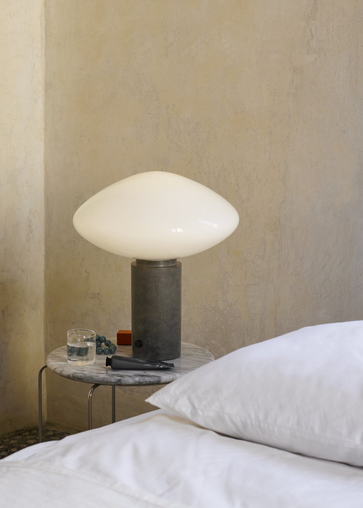Stolná lampa MIST AP17 sklenené tienidlo so sivou mramorovou základňou