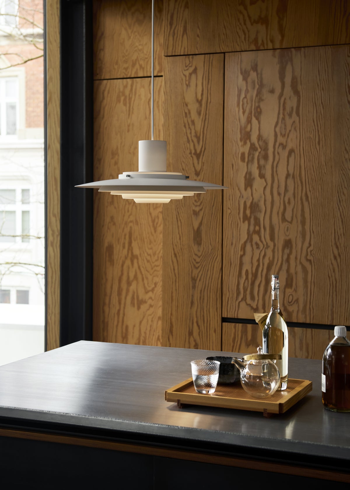 Matná biela závesná lampa P376