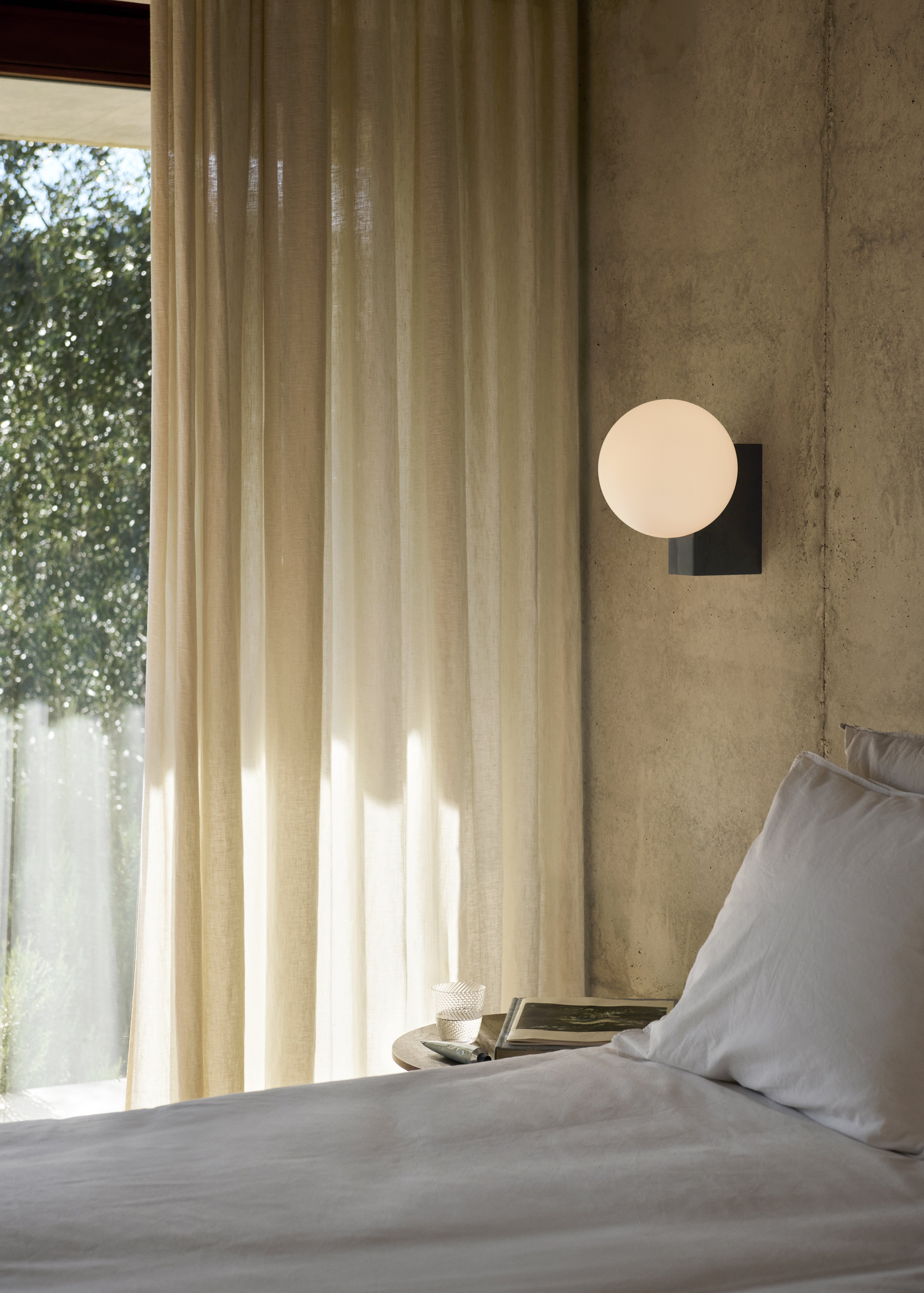 Nástenná lampa JOURNEY SH2 so skleneným tienidlo a čiernym podstavcom