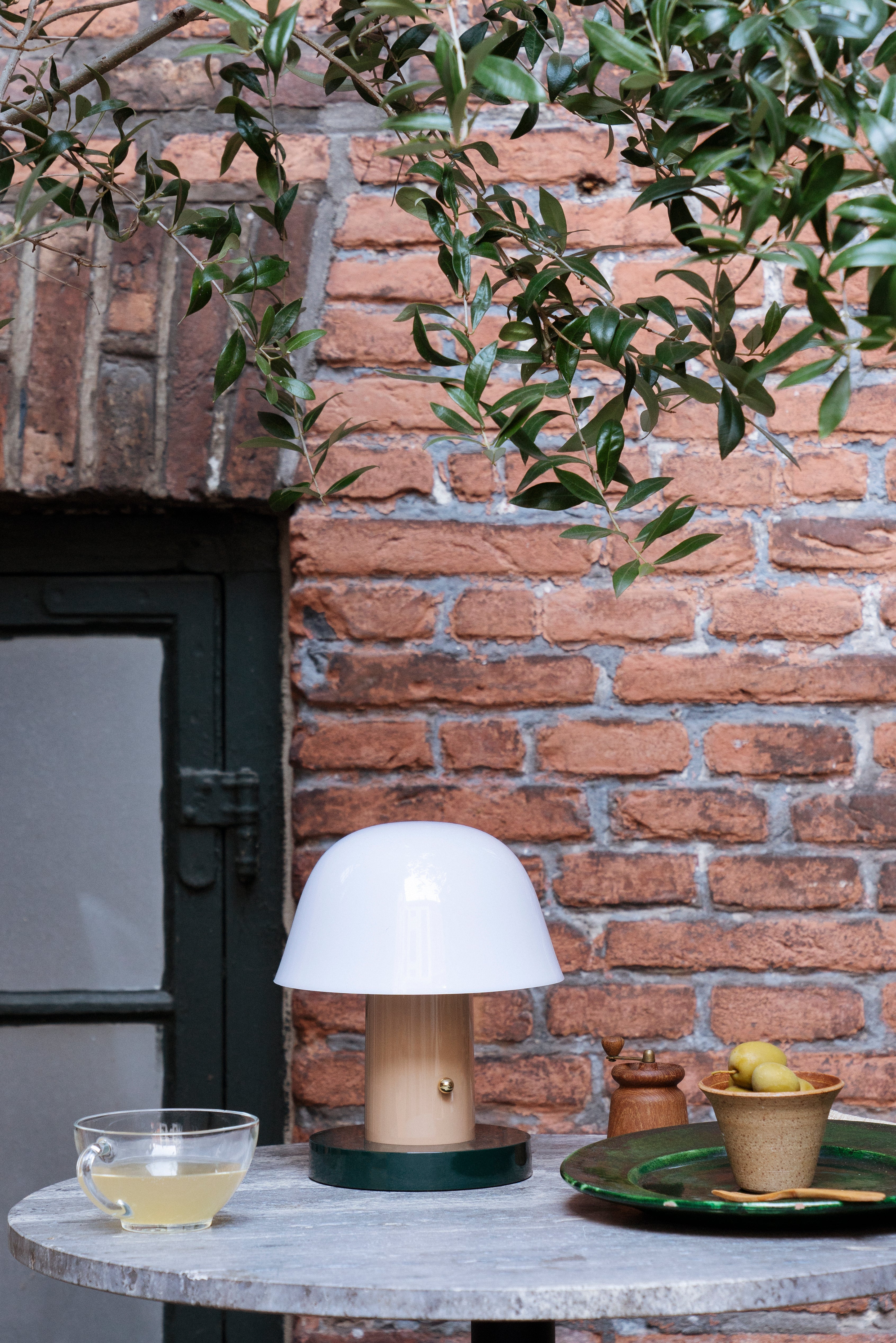 Prenosná lampa SETAGO JH27 s krémovým tienidlo a béžovo-zeleným podstavcom.