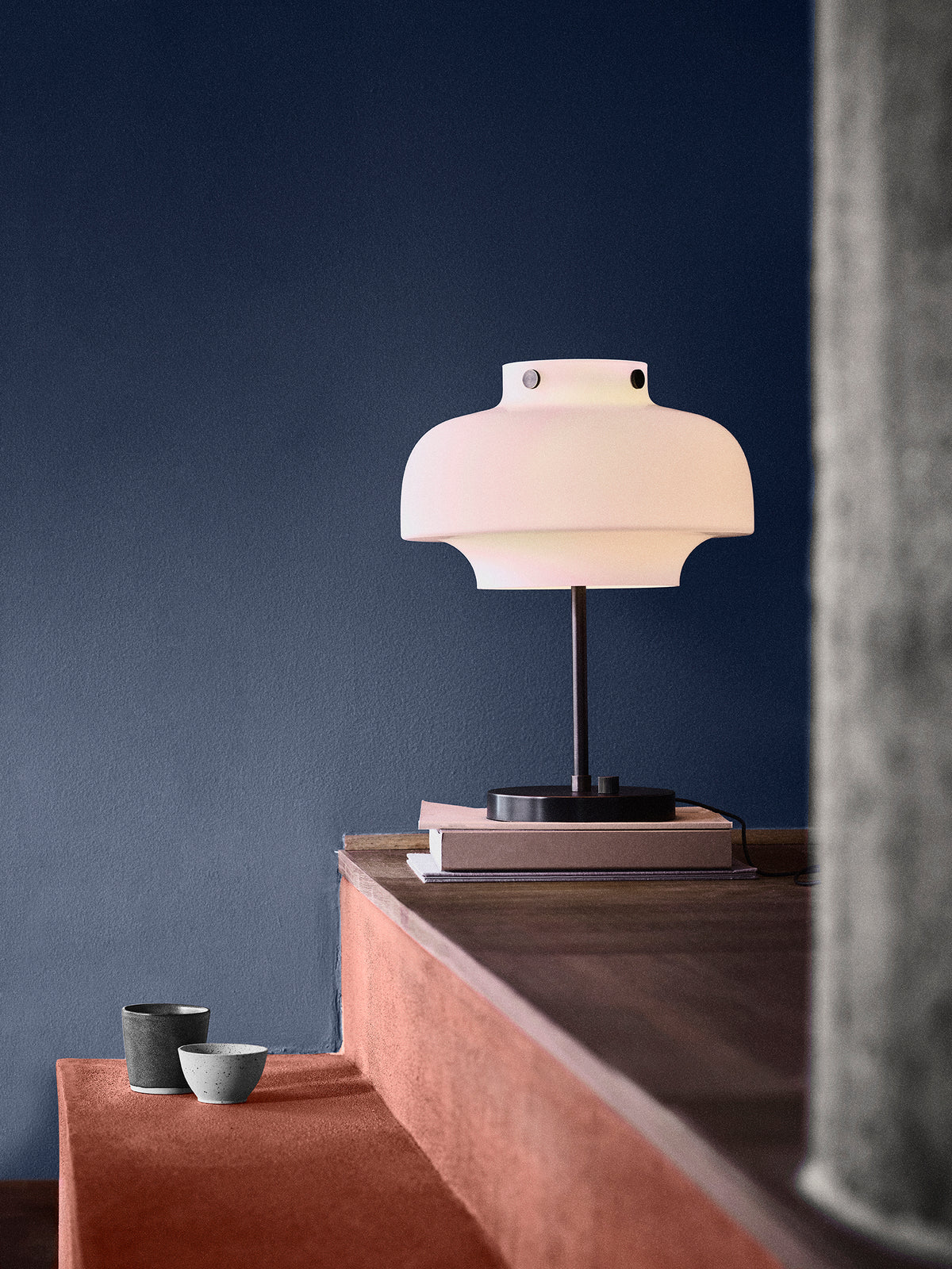 Stolná lampa COPENHAGEN SC13 opálový tienidlo s bronzovou mosadznou základňou