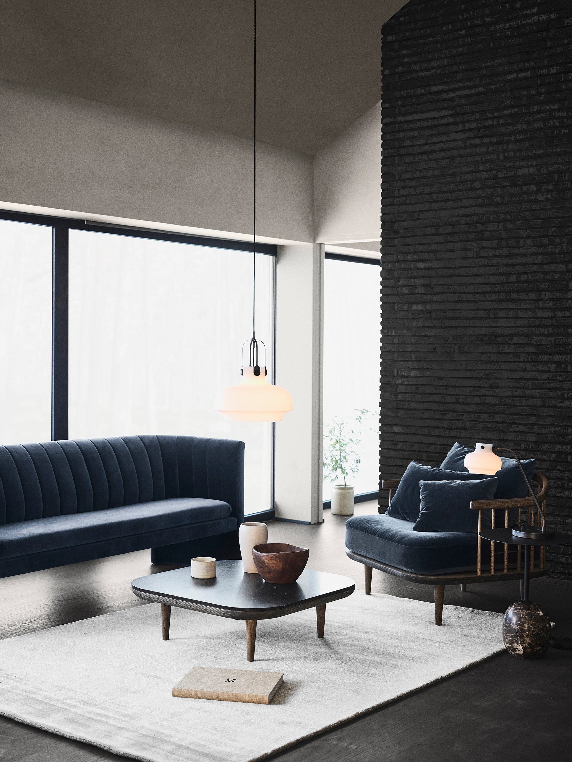 Lampa visí COPENHAGEN s opálovým tienidlo a hnedým povrchom.