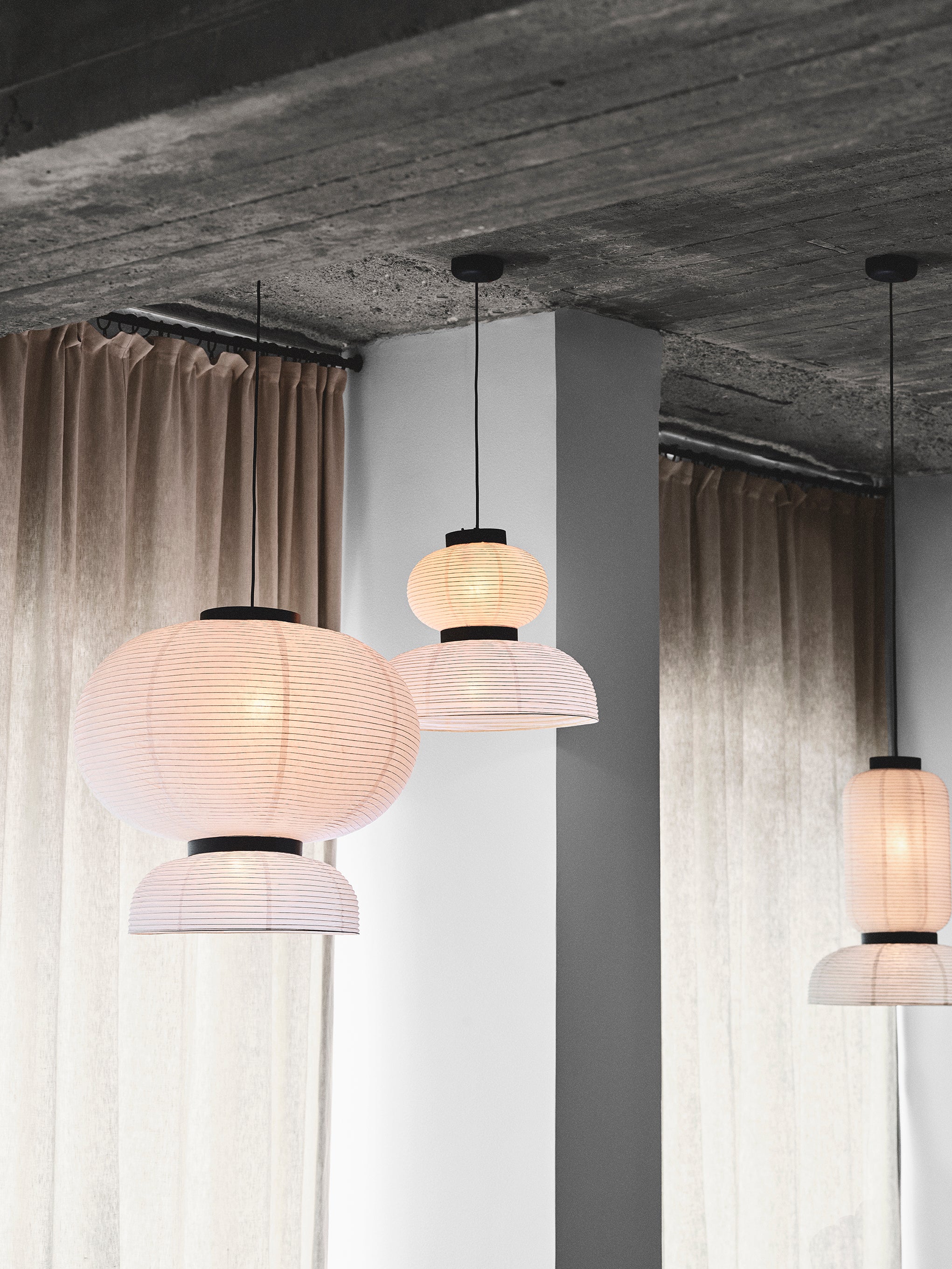 Lampa visiacá FORMAKAMI JH4 s bielym papierovým tienidlom a čiernym dubovým povrchom.