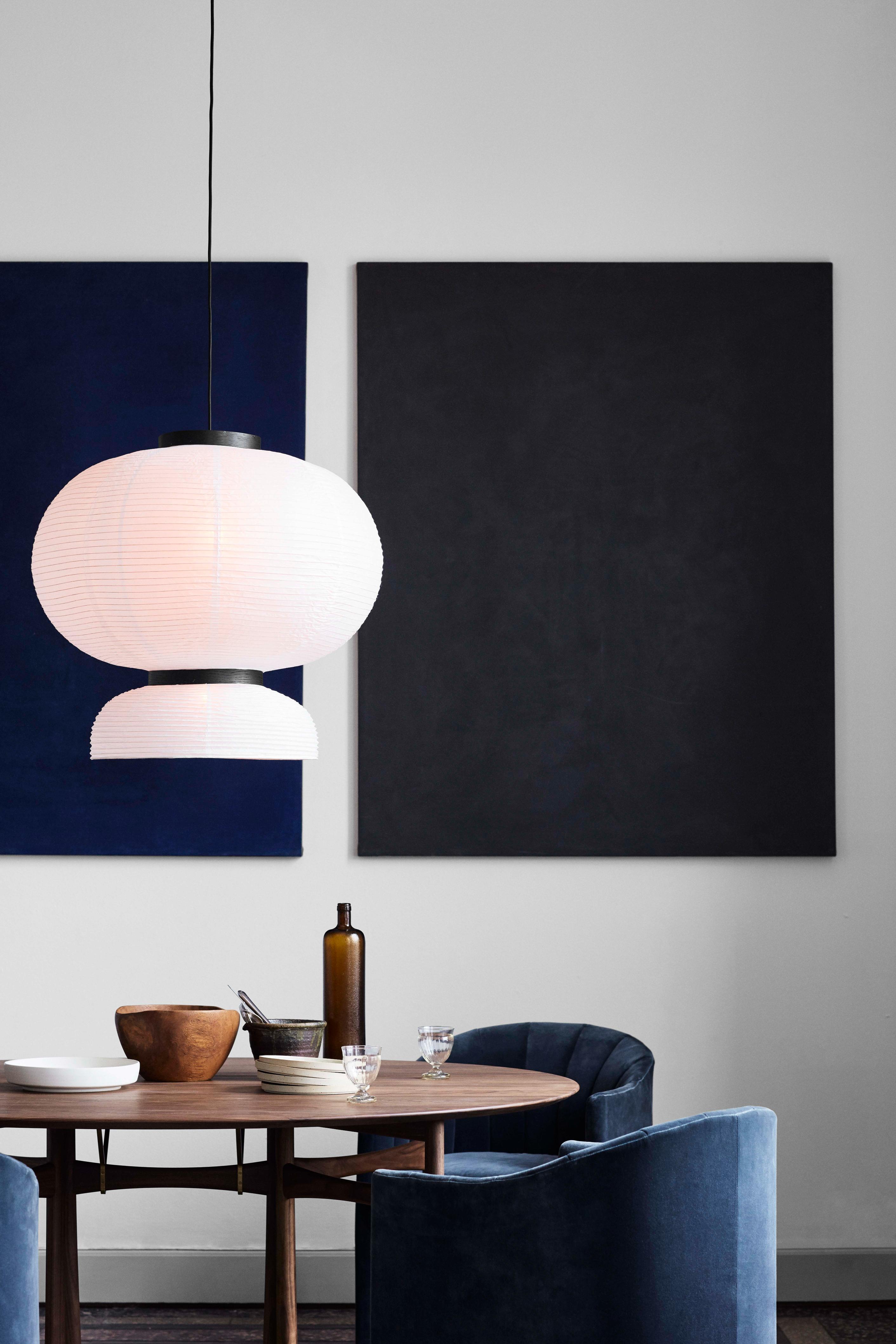 Lampa visiacá FORMAKAMI JH5 s bielym papierovým tienidlom a čiernym dubovým povrchom.