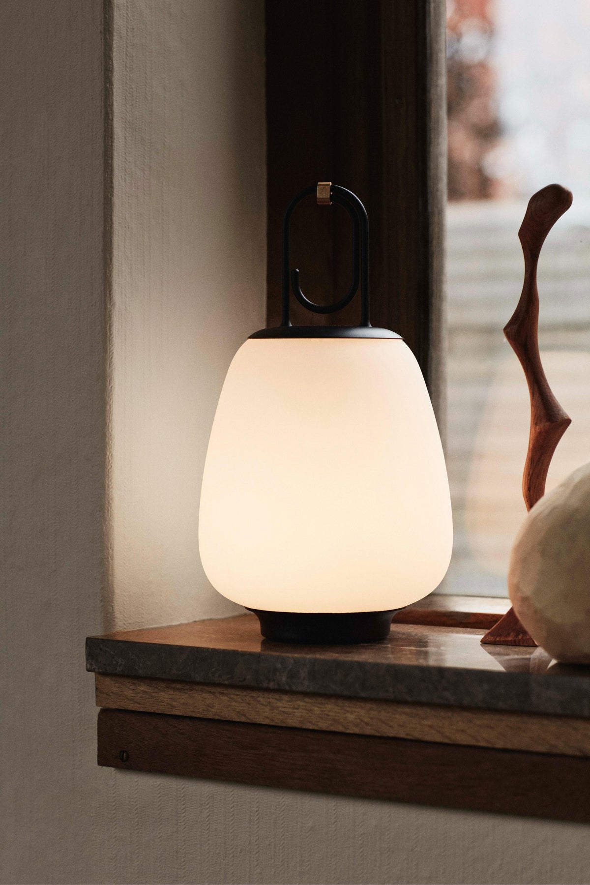 Prenosná vonkajšia lampa LUCCA SC51 biela s čiernym povrchom