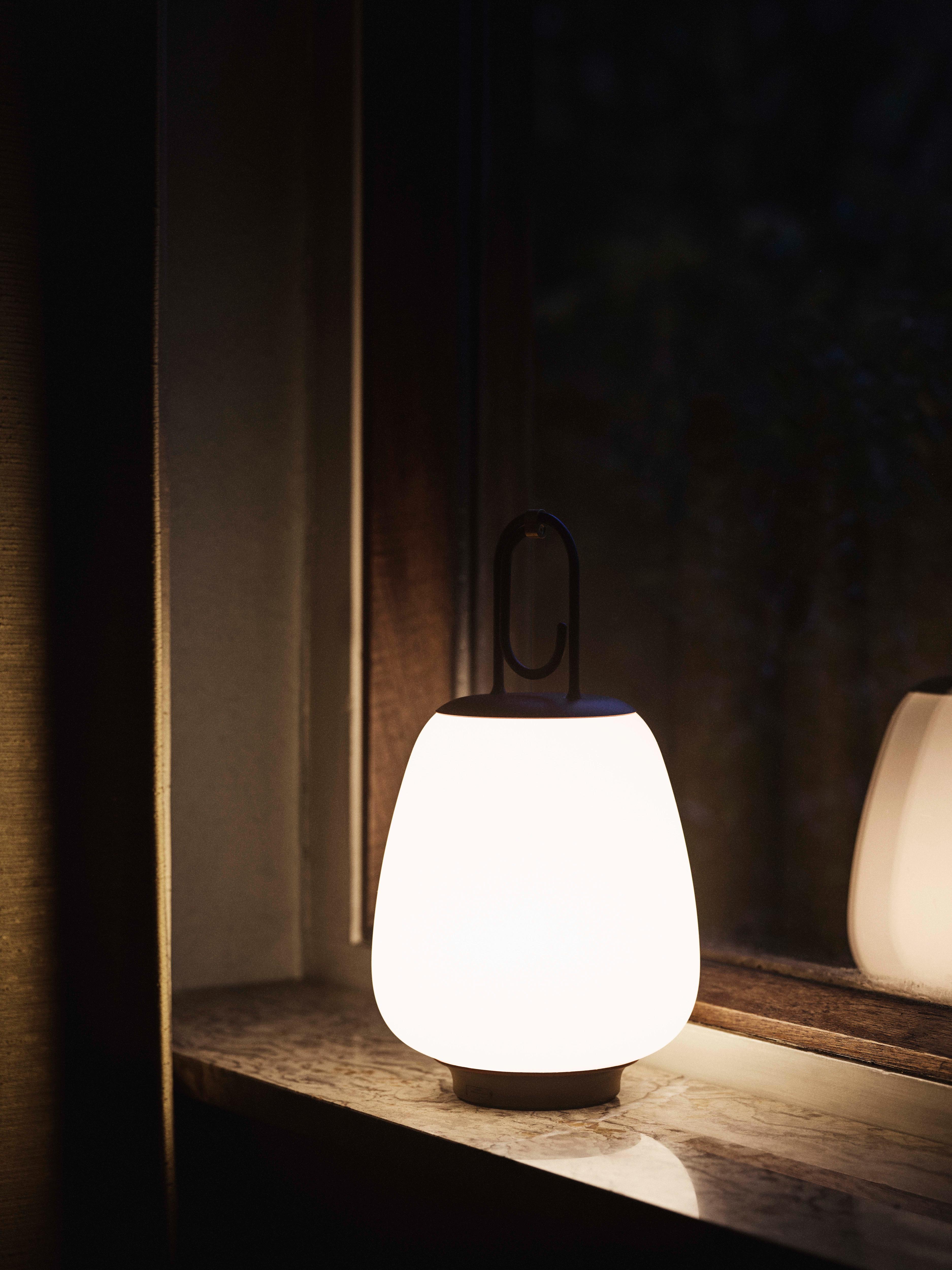 Prenosná vonkajšia lampa LUCCA SC51 biela s čiernym povrchom