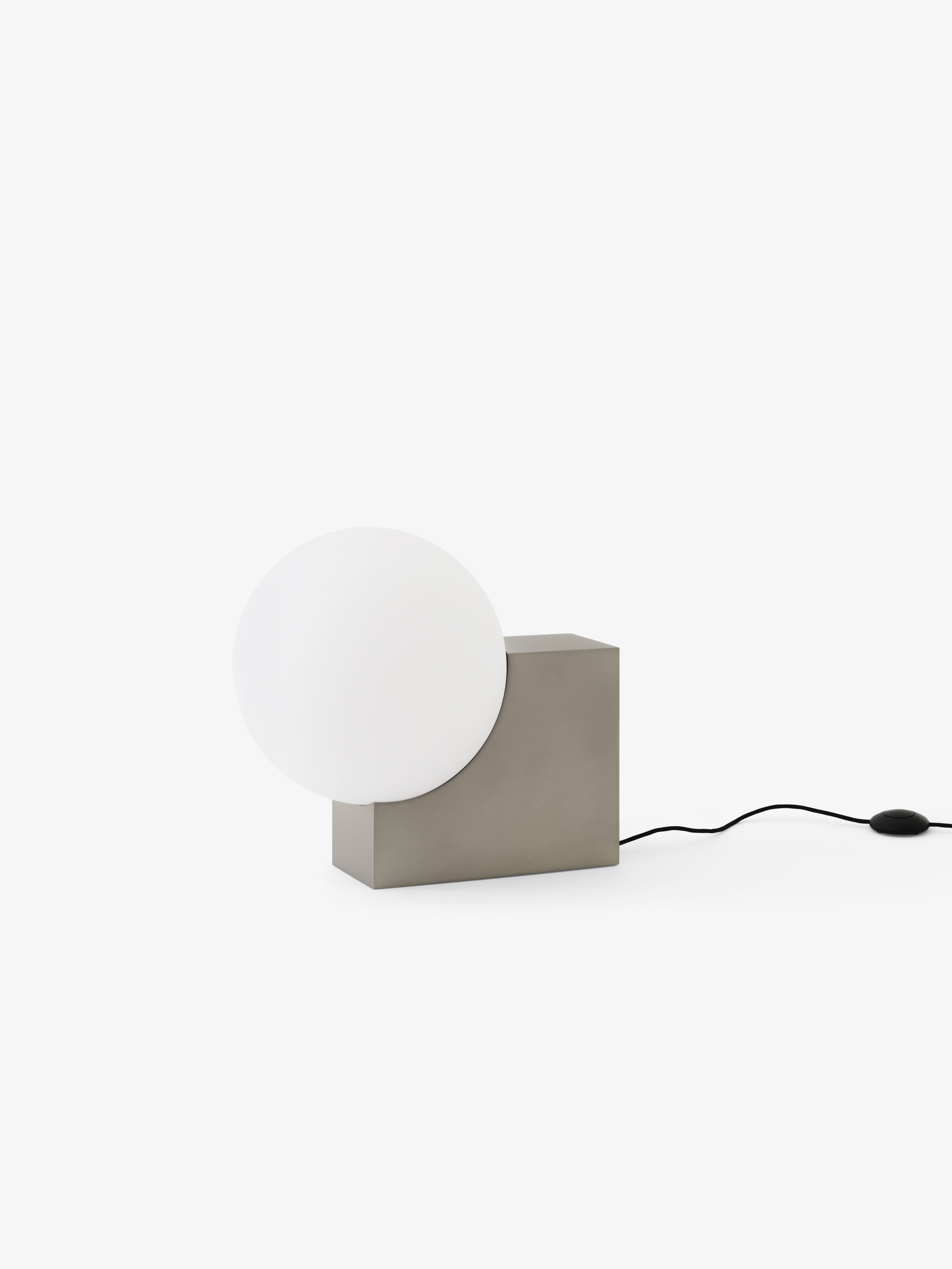 Lampa podlahová JOURNEY SH4 so skleneným tienidlo a brúsenou oceľovou základňou
