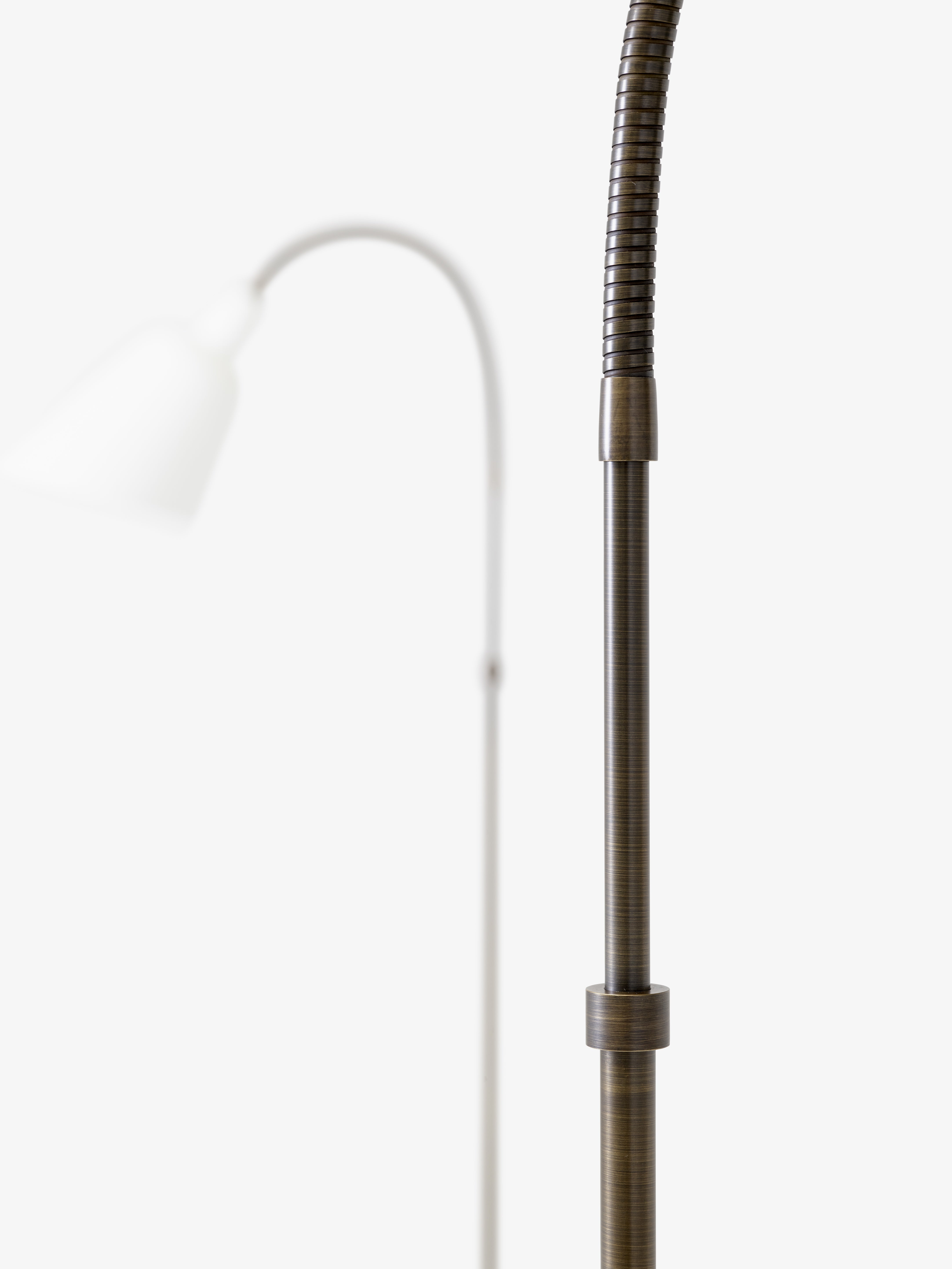 Stolná lampa BELLEVUE AJ7 biela s hnedou mosadznou základňou