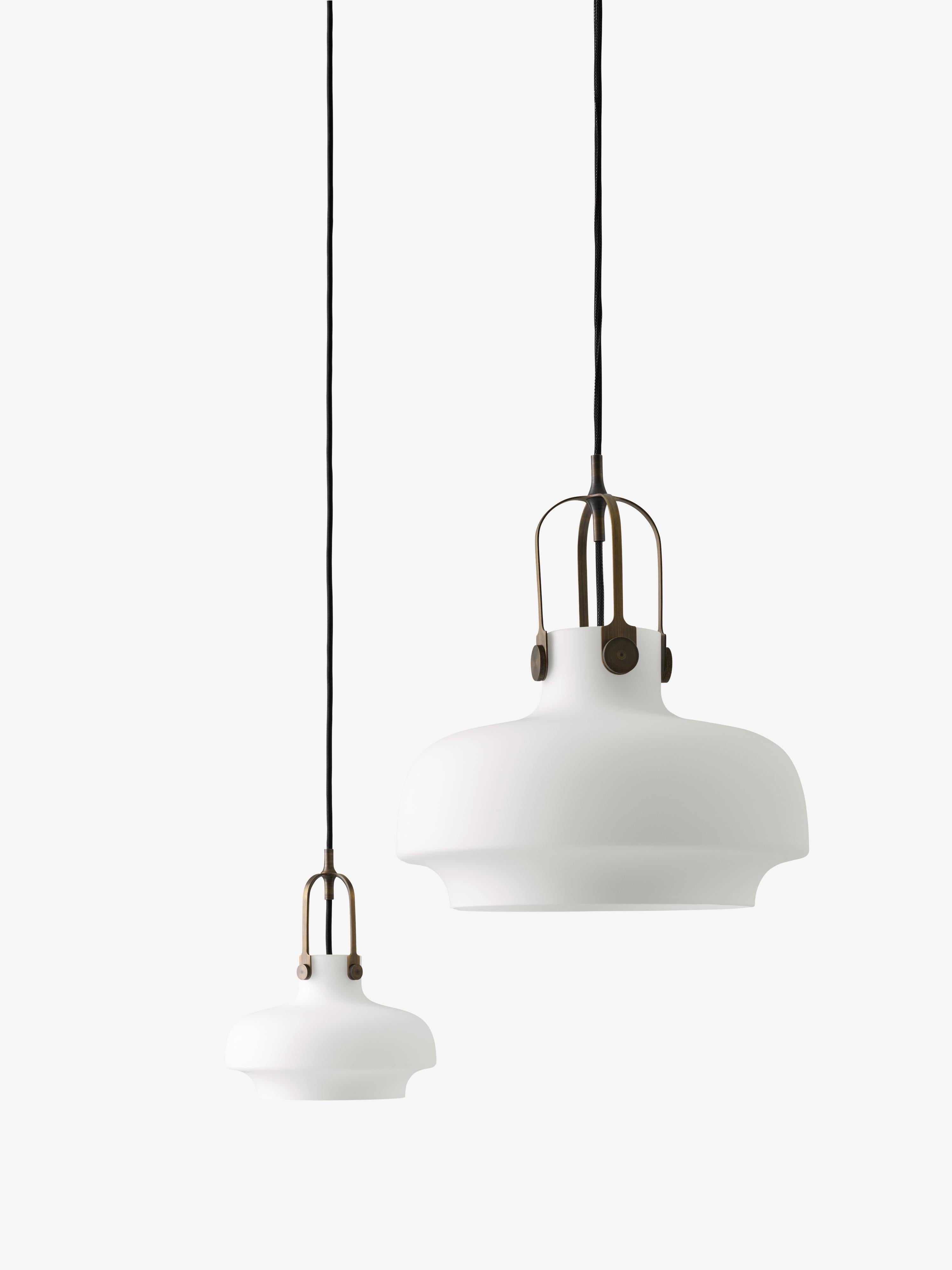 Lampa visí COPENHAGEN s opálovým tienidlo a hnedým povrchom.