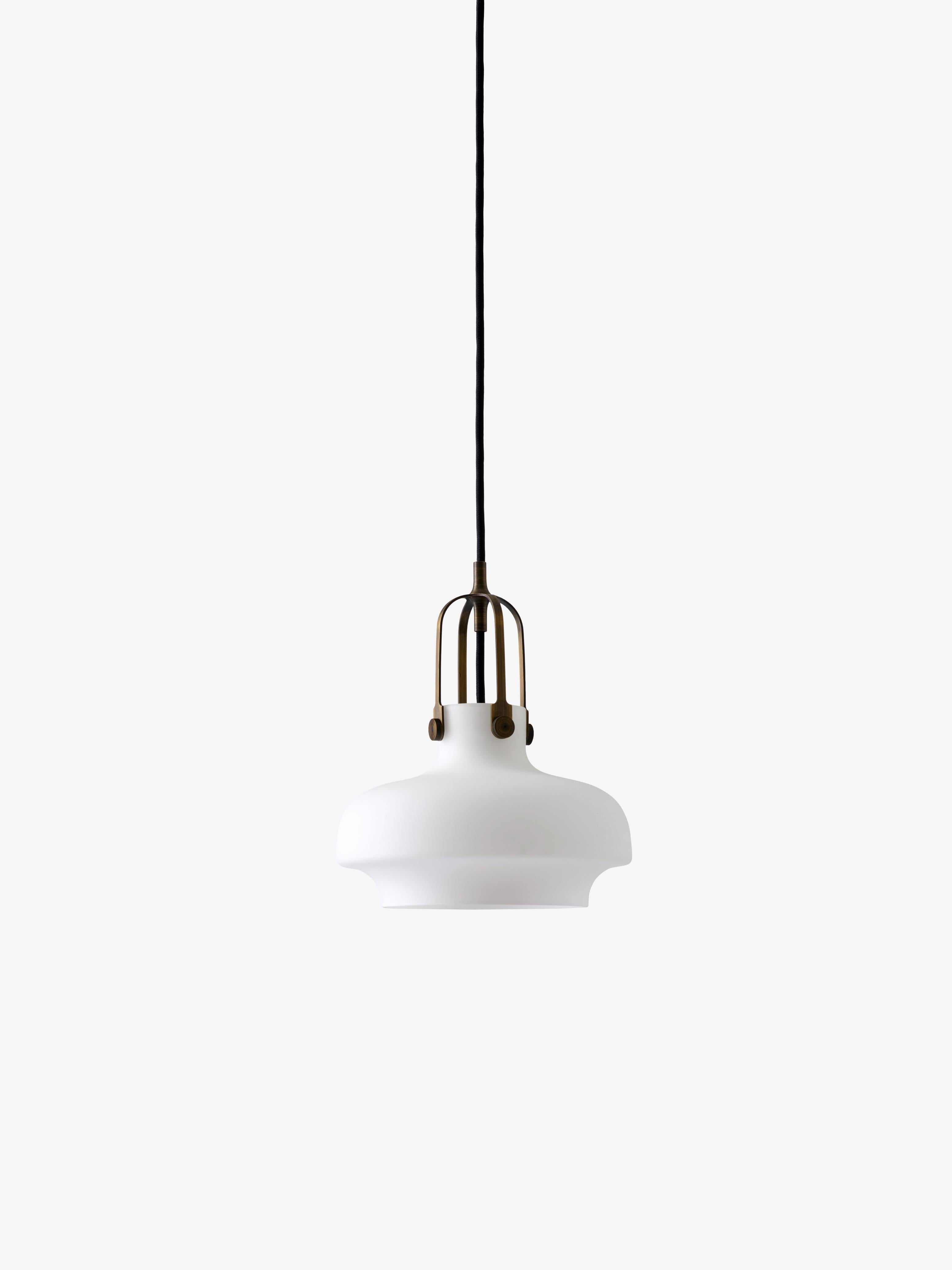 Lampa visí COPENHAGEN s opálovým tienidlo a hnedým povrchom.