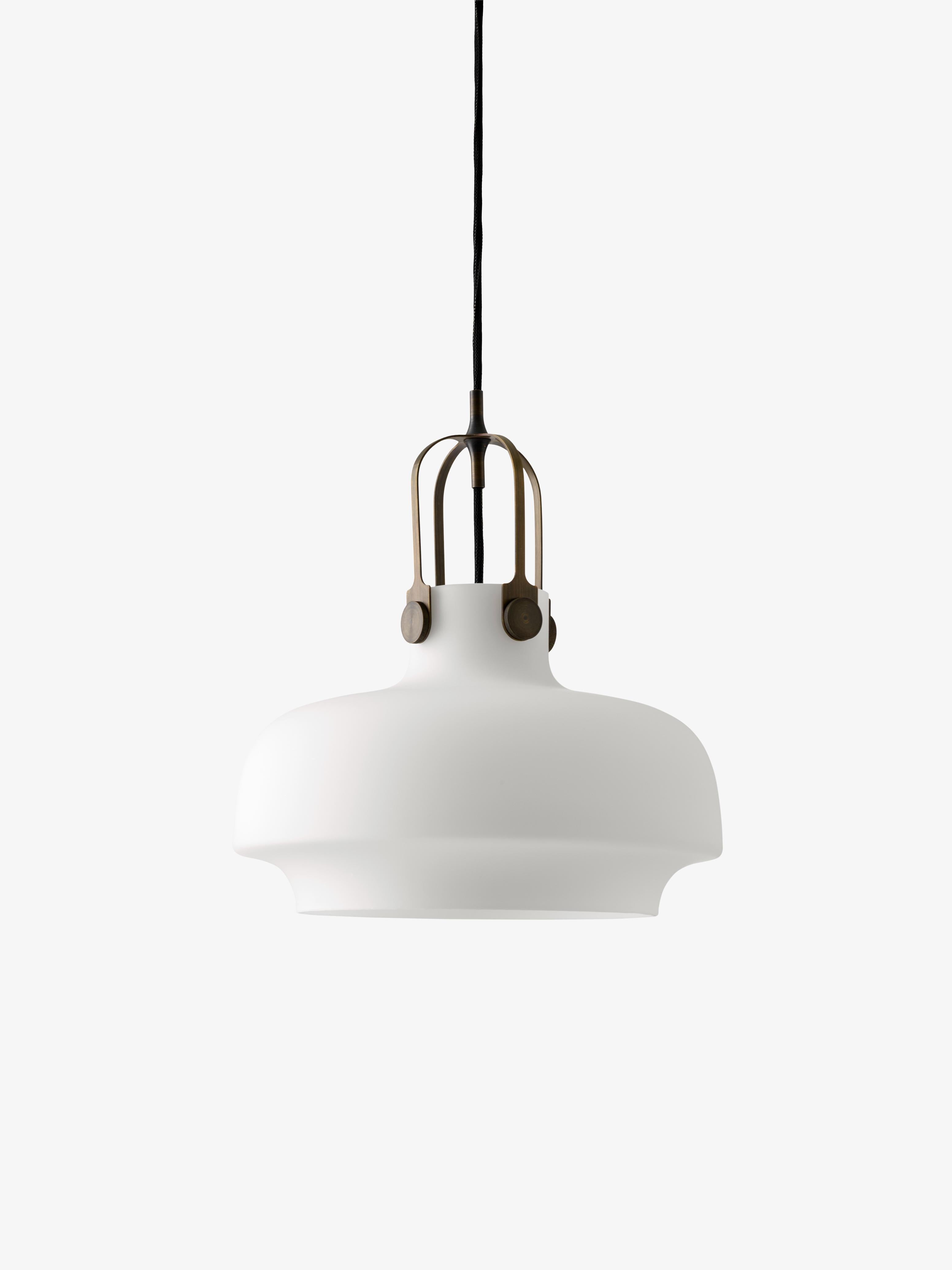 Lampa visí COPENHAGEN s opálovým tienidlo a hnedým povrchom.