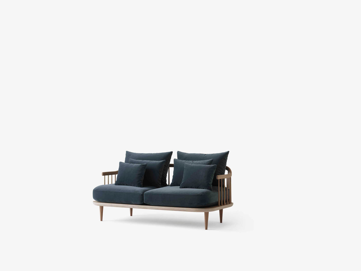 Sofa pre 2 osoby FLY SC2 čalúnená s dubovým podstavcom