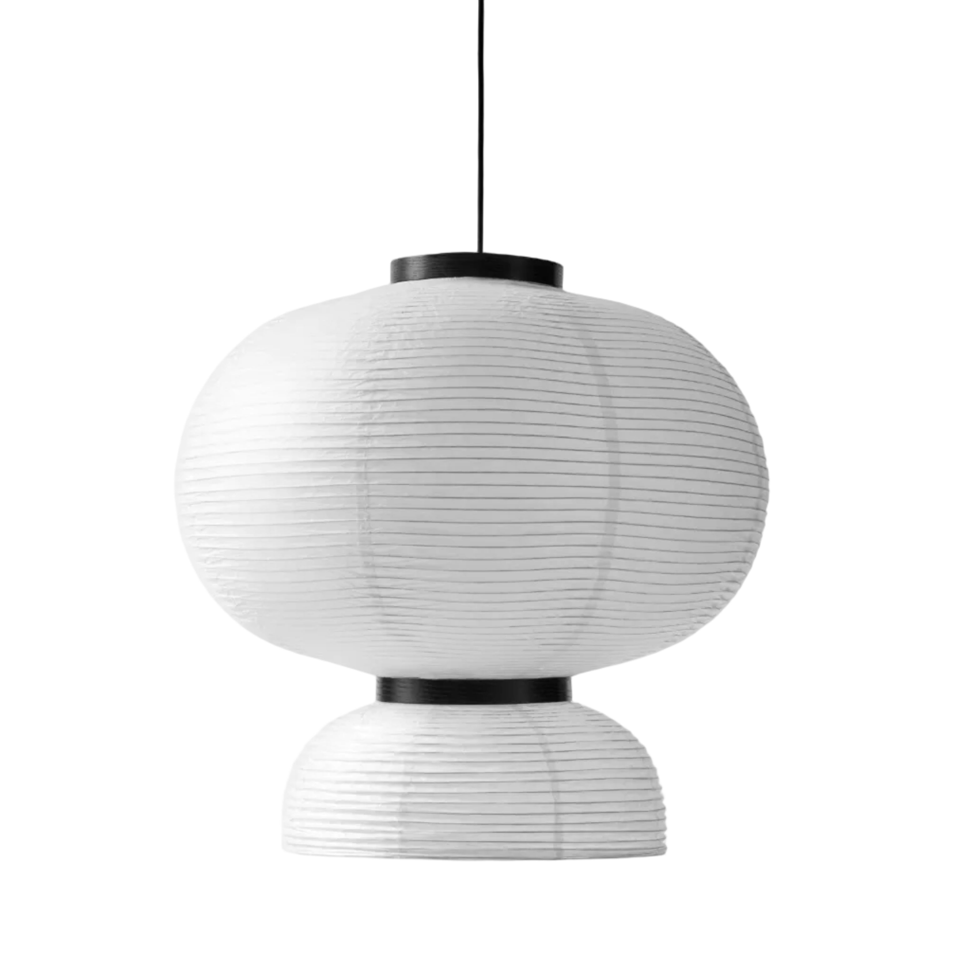 Lampa visiacá FORMAKAMI JH5 s bielym papierovým tienidlom a čiernym dubovým povrchom.