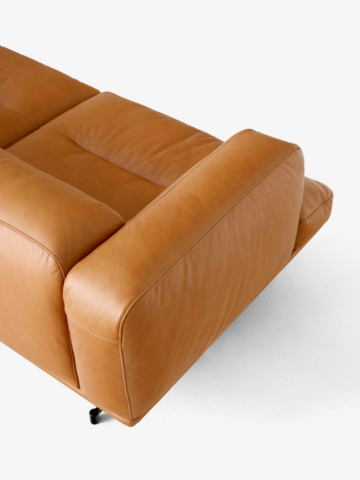 Sofa pre 2 osoby INLAND AV22 čalúnená s čiernym podstavcom