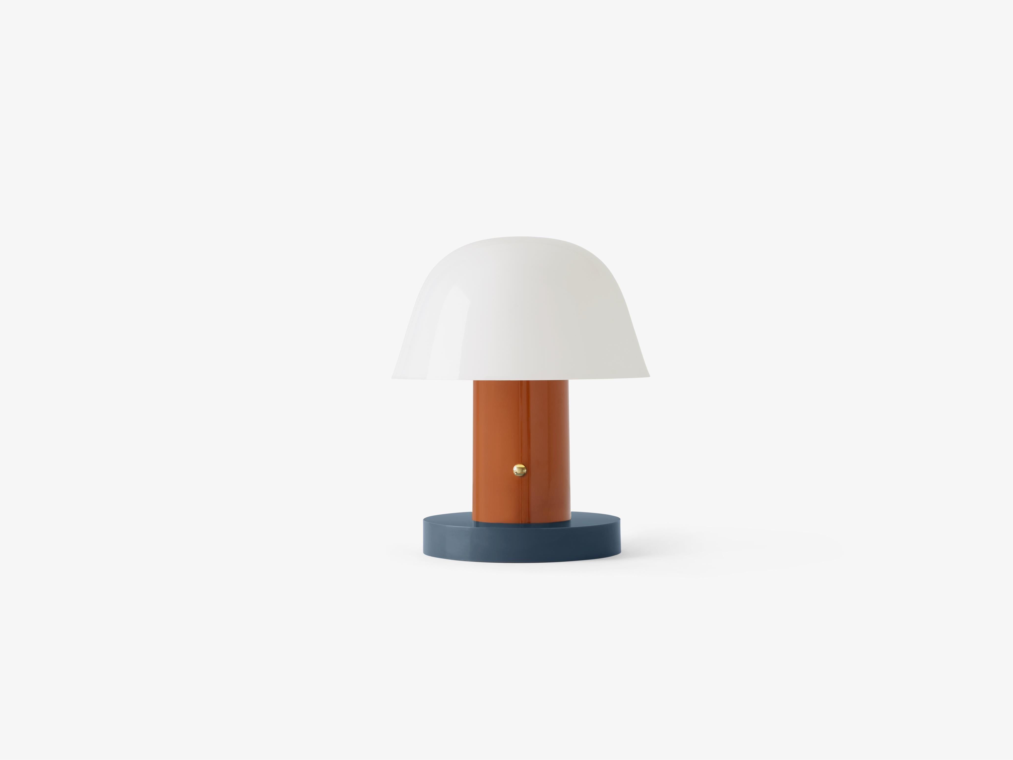 Prenosná lampa SETAGO JH27 s krémovým tienidlo a oranžovo-modrým podstavcom.