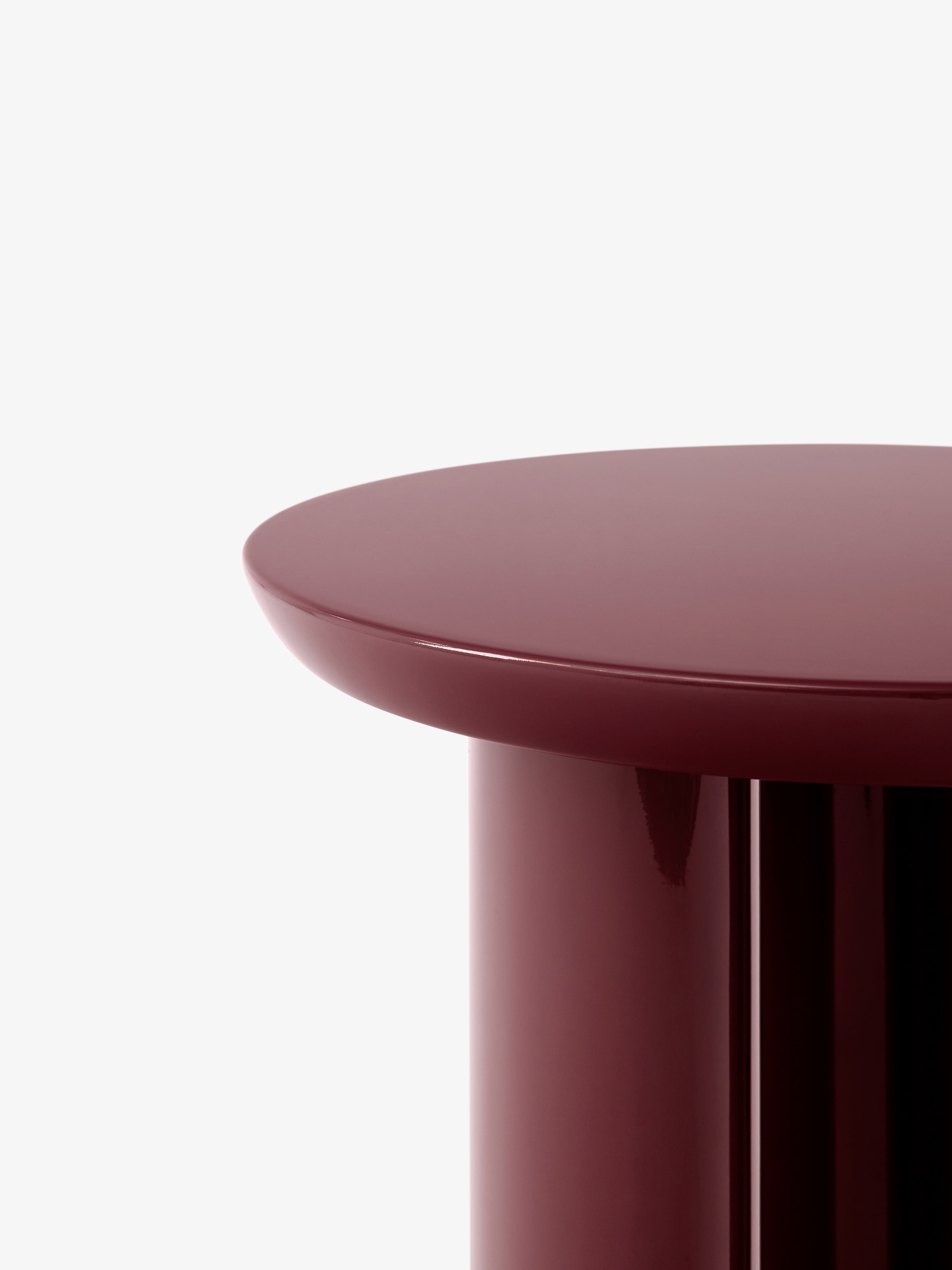 Bocný stolík TUNG JA3 v burgundskej farbe