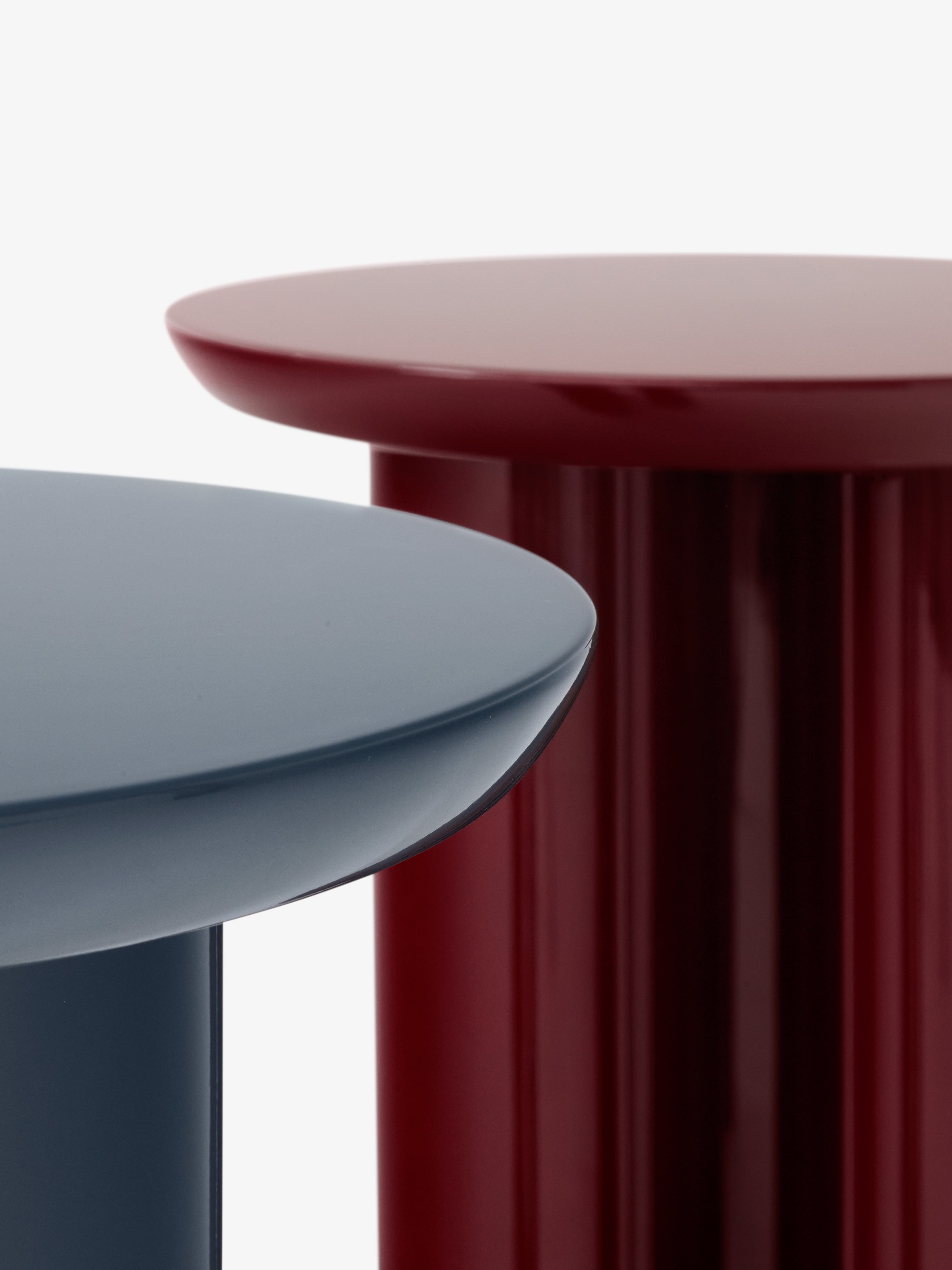 Bocný stolík TUNG JA3 v burgundskej farbe