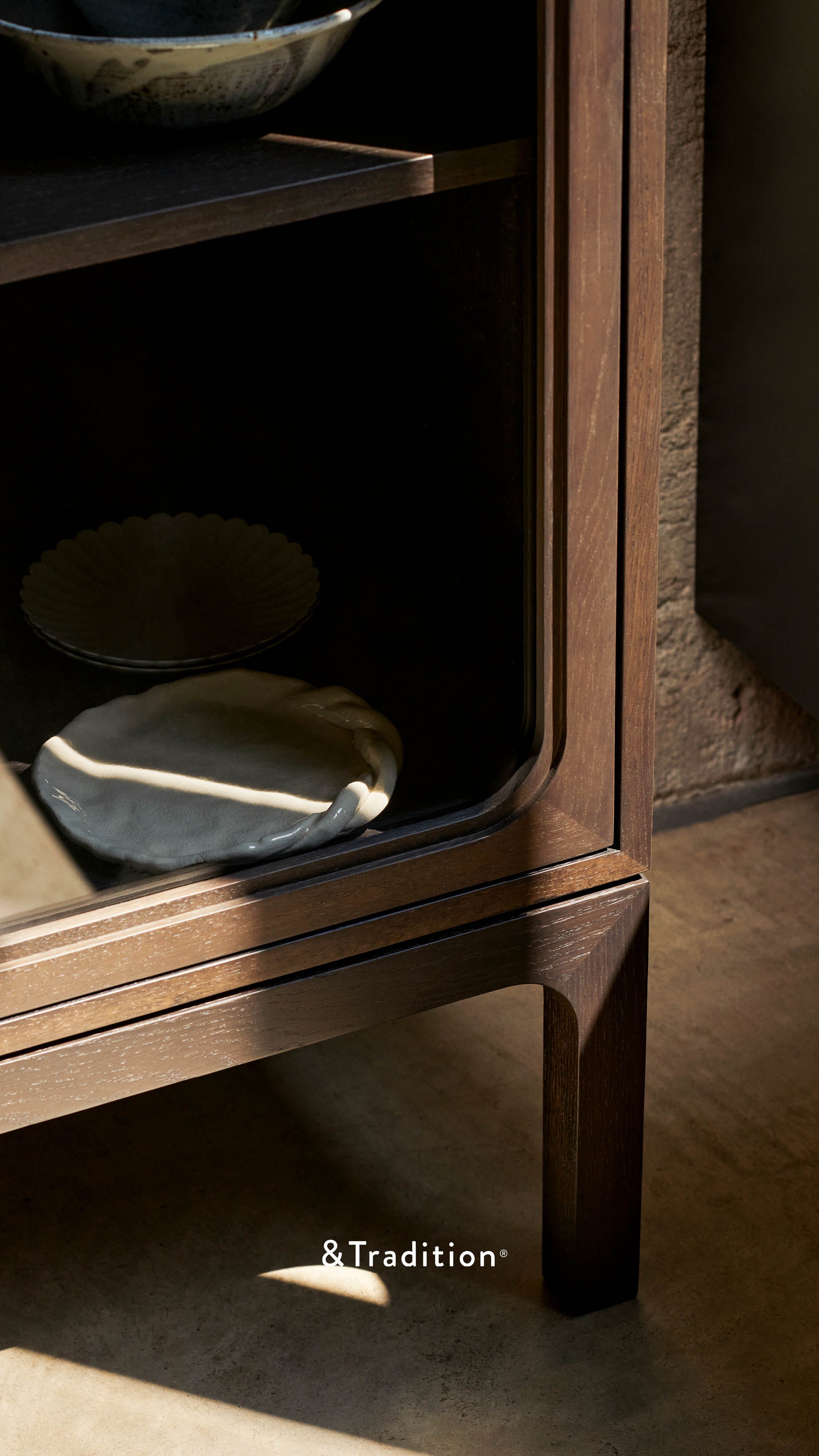 Vitrína TRACE SC87 lakovaný dub