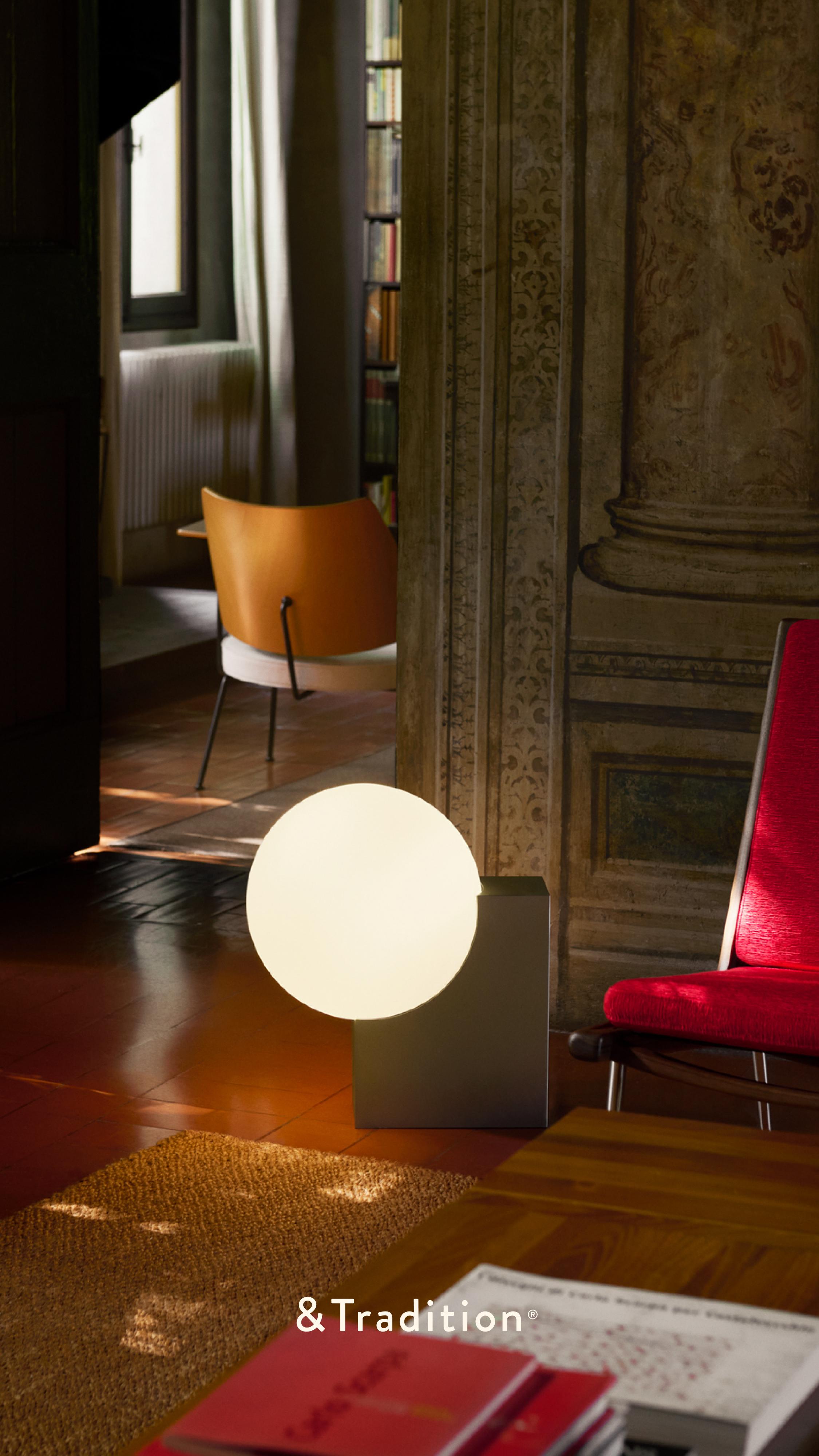 Lampa podlahová JOURNEY SH4 so skleneným tienidlo a brúsenou oceľovou základňou