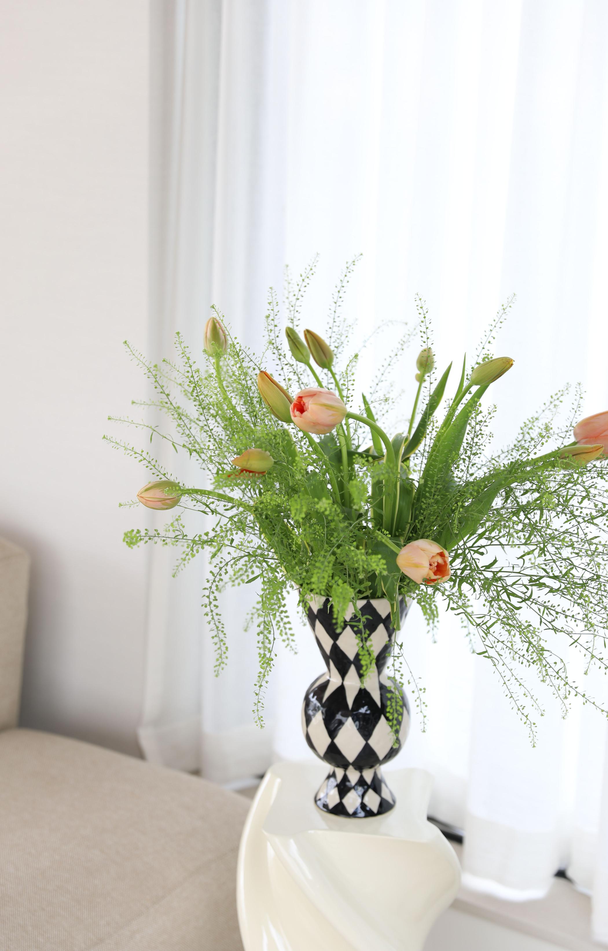 Rhombic Vase Black with White