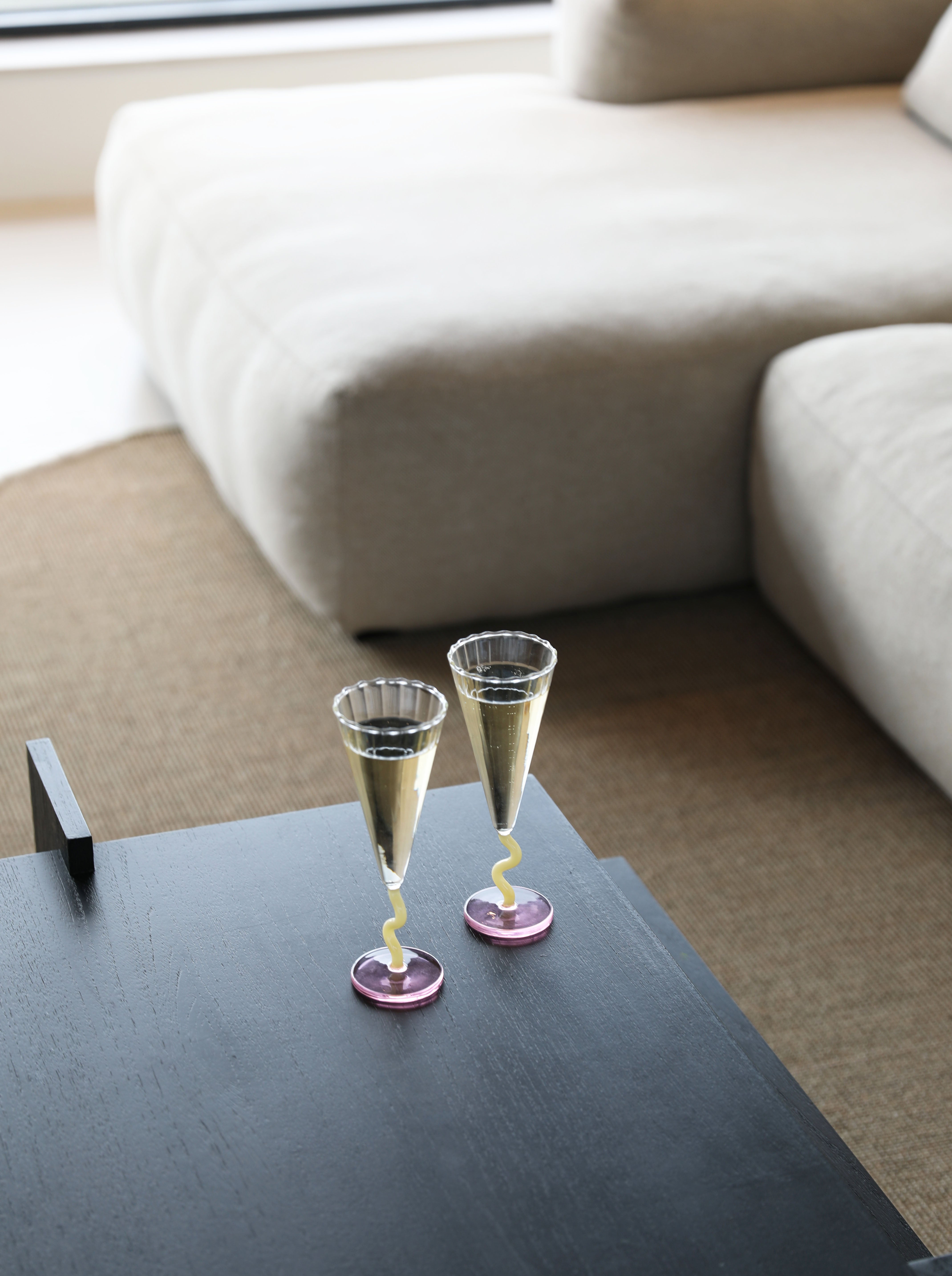 Set of CURVE yellow and pink champagne glasses