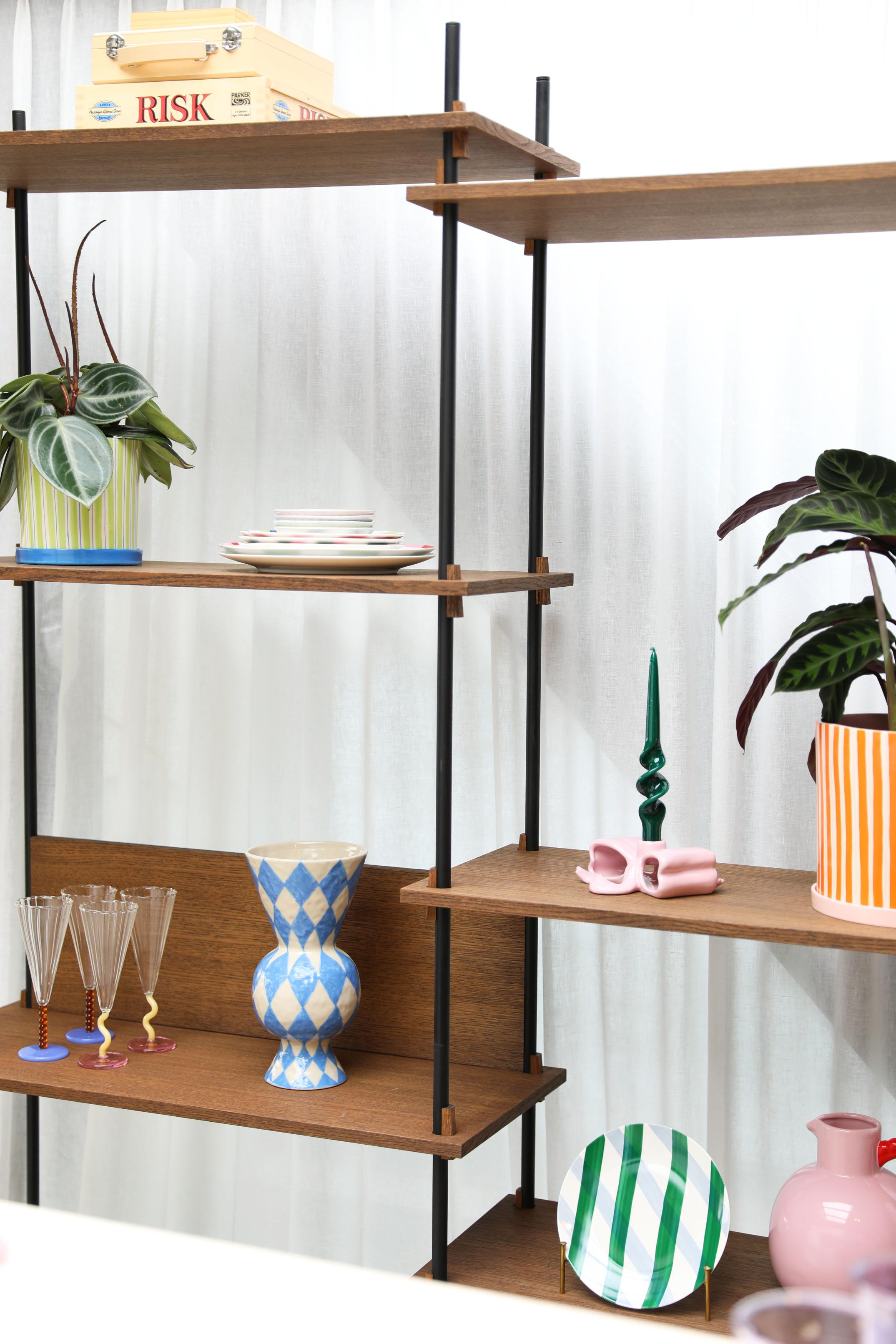 Biely rhombický váza s modrým dekorom