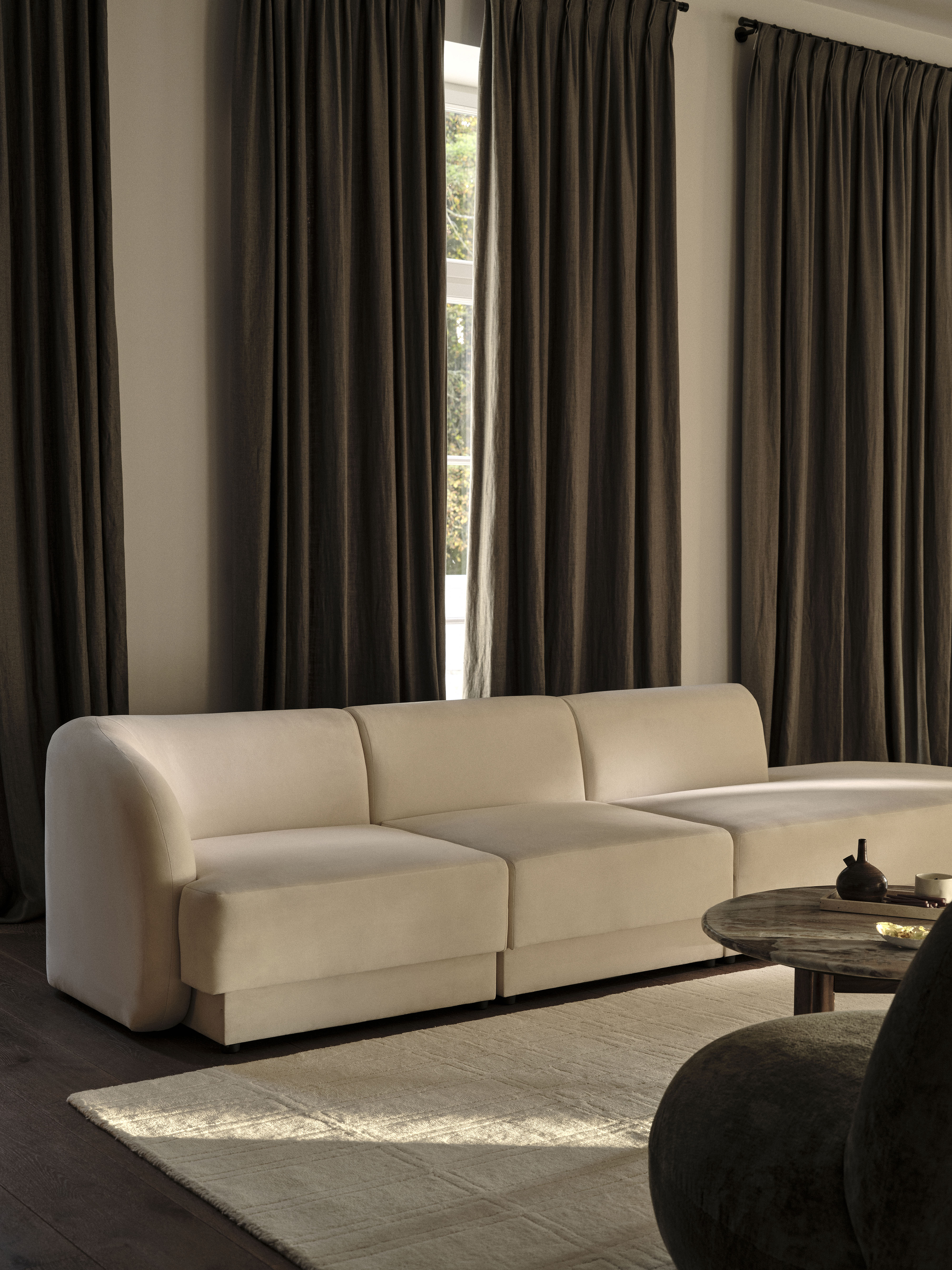 Modulový rohový gauč ľavostranný pre 7 osôb MILEY čierny šenilový satén