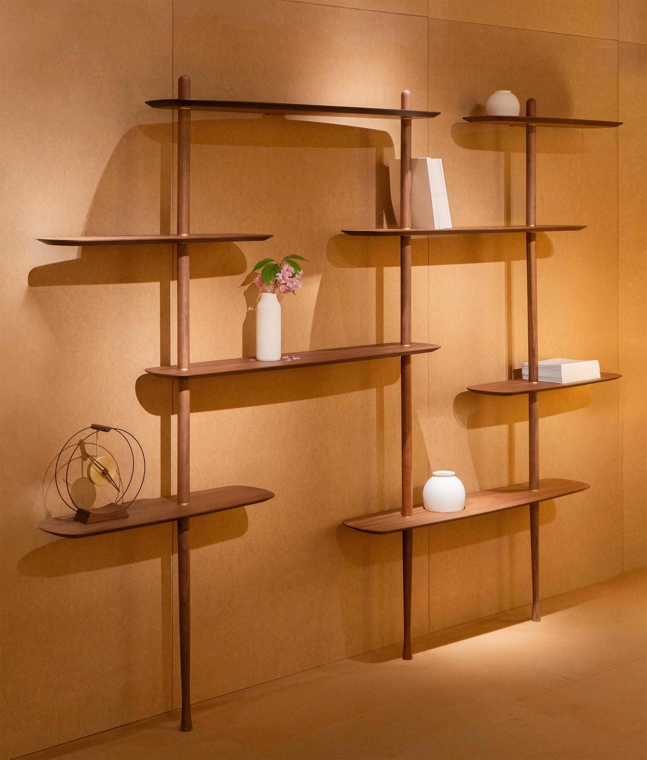 Nástenný regál AXIS 3 čierny jaseňový dyha