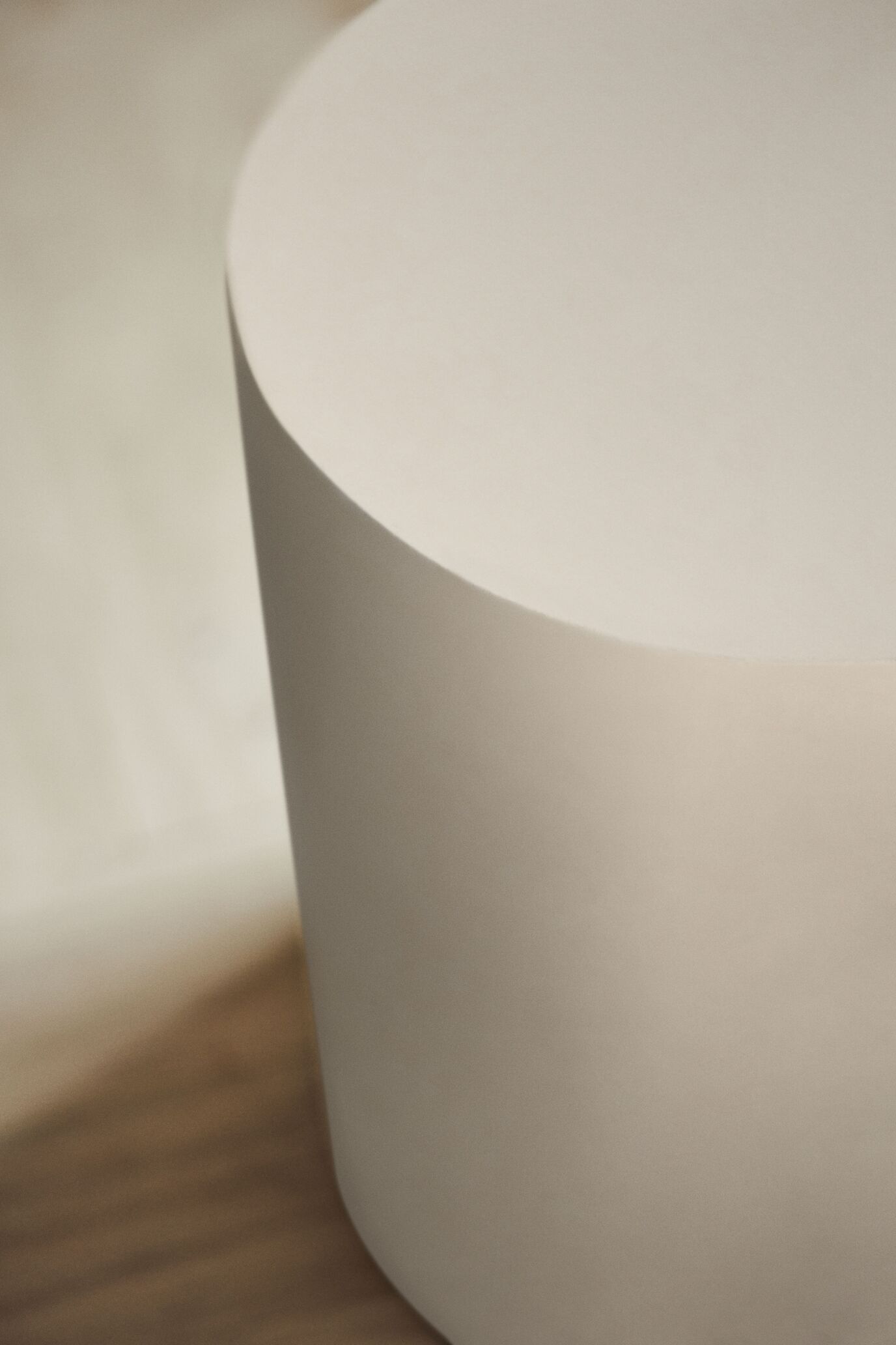 Stojaca lampa ACORN biela s podstavcom z krémového betónu